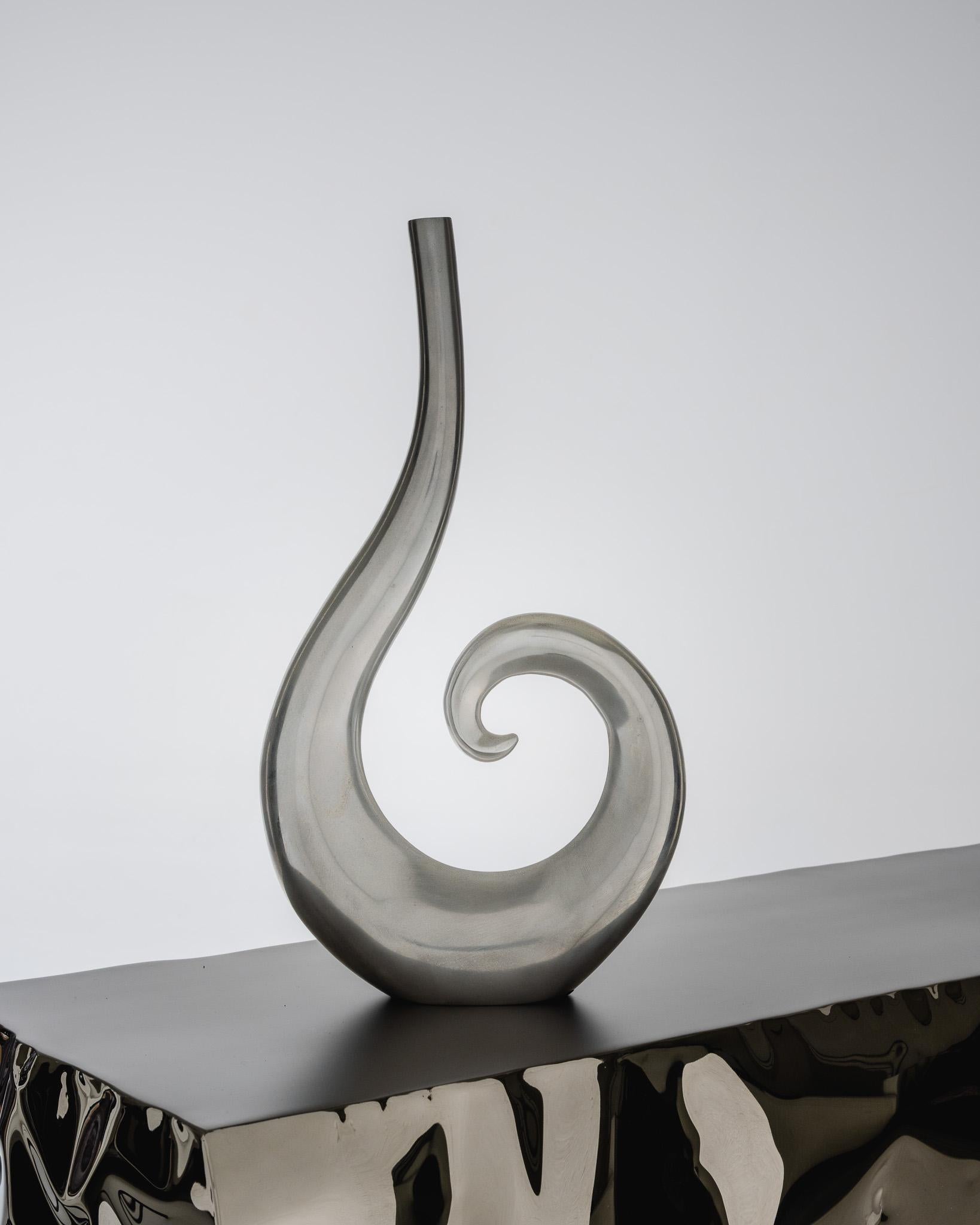 Aluminum Soliflore with a Curly Postmodern Design, 1980s.
Good overall condition, with a natural age-related patina.

DV4720