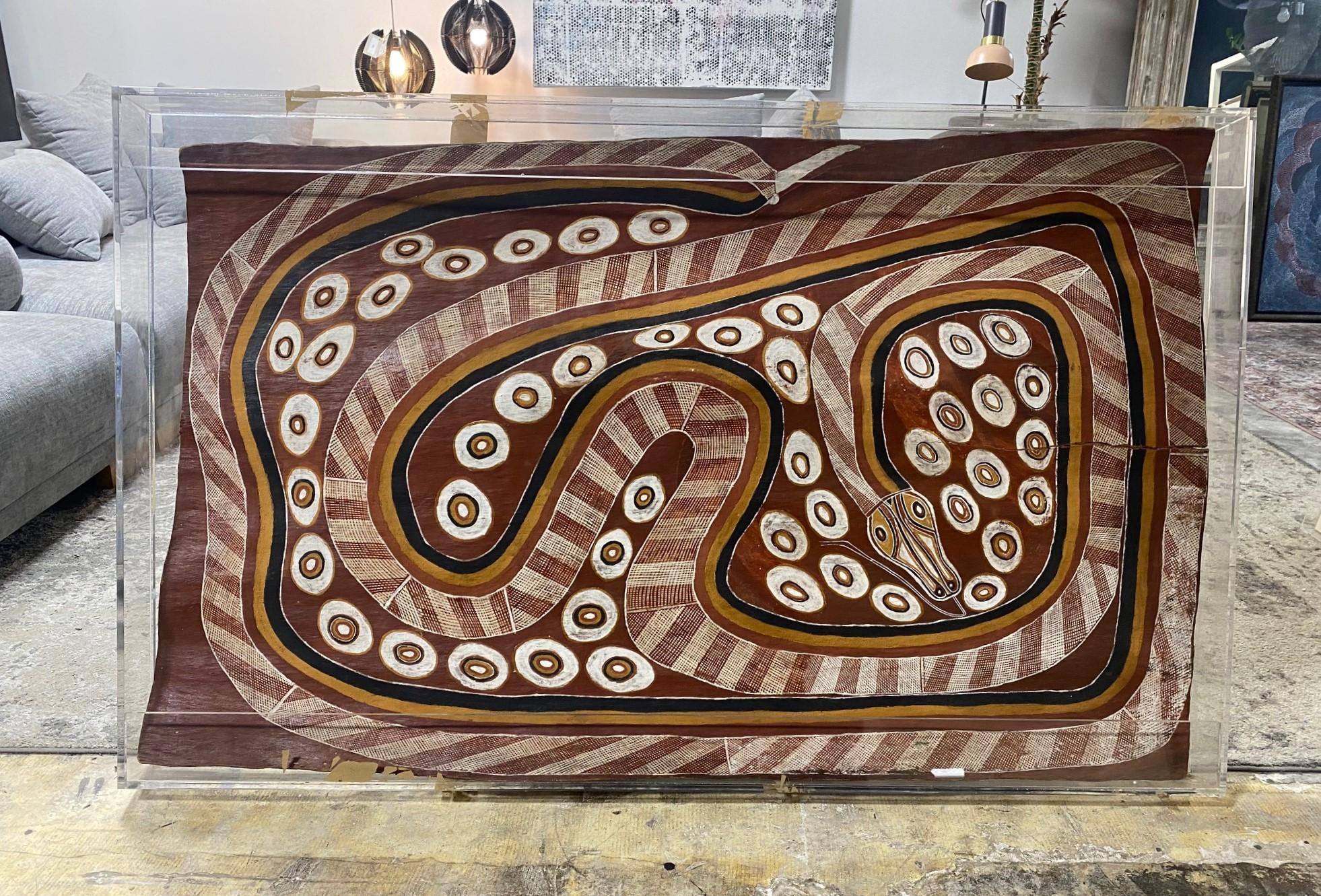 Curly Bardkadubbu Grande Arte Aborigena Australiana Pittura originale di serpente di corteccia in vendita 9