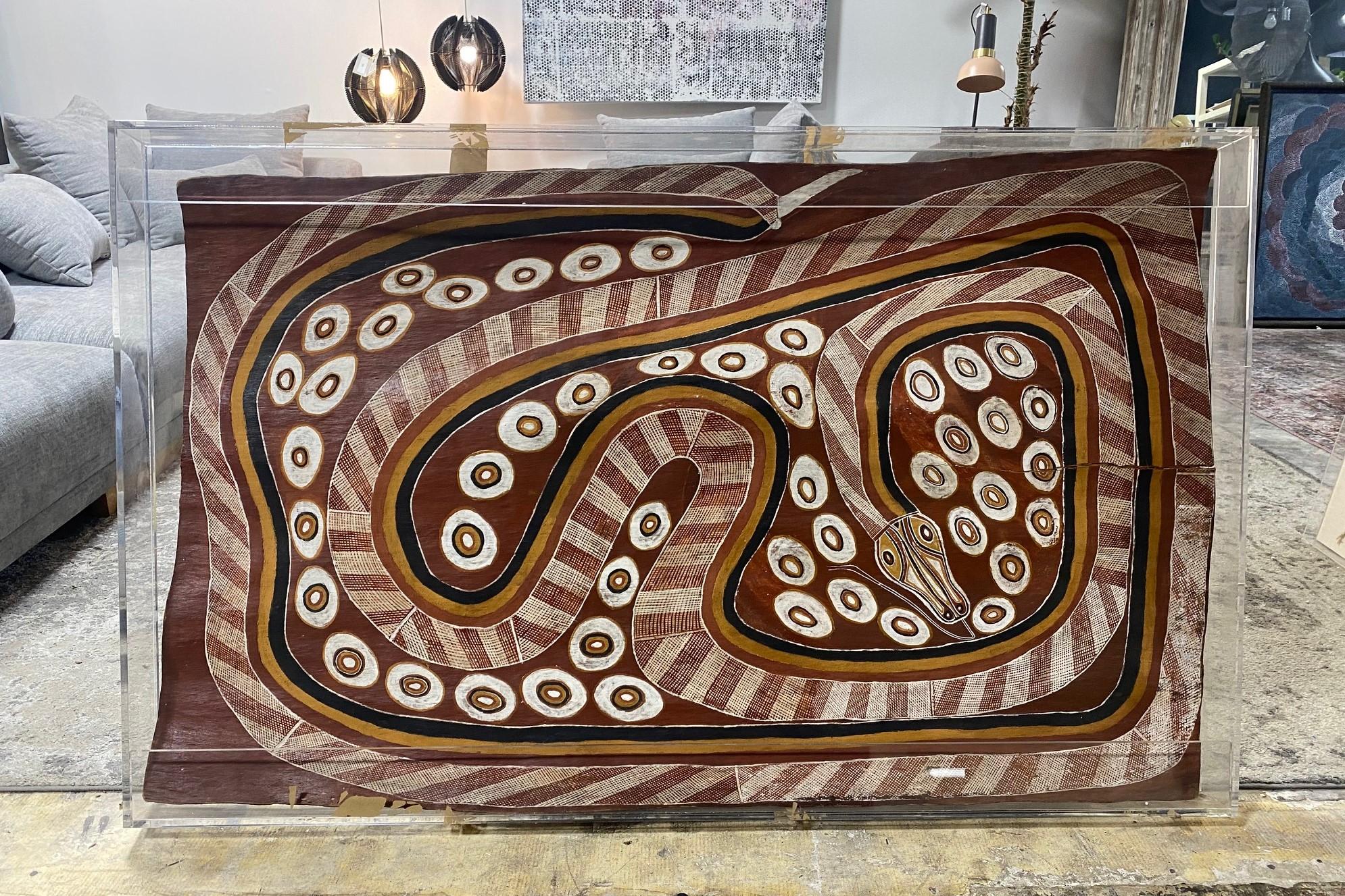 A  un dipinto su corteccia di arte aborigena australiana di grandi dimensioni, molto speciale ed estremamente raro, realizzato dal rinomato  Kunwinjku (Gunwinggu) artista Curly Bardkadubbu (a volte indicato come Curly Bargudubu/Bargudubbu o Curly