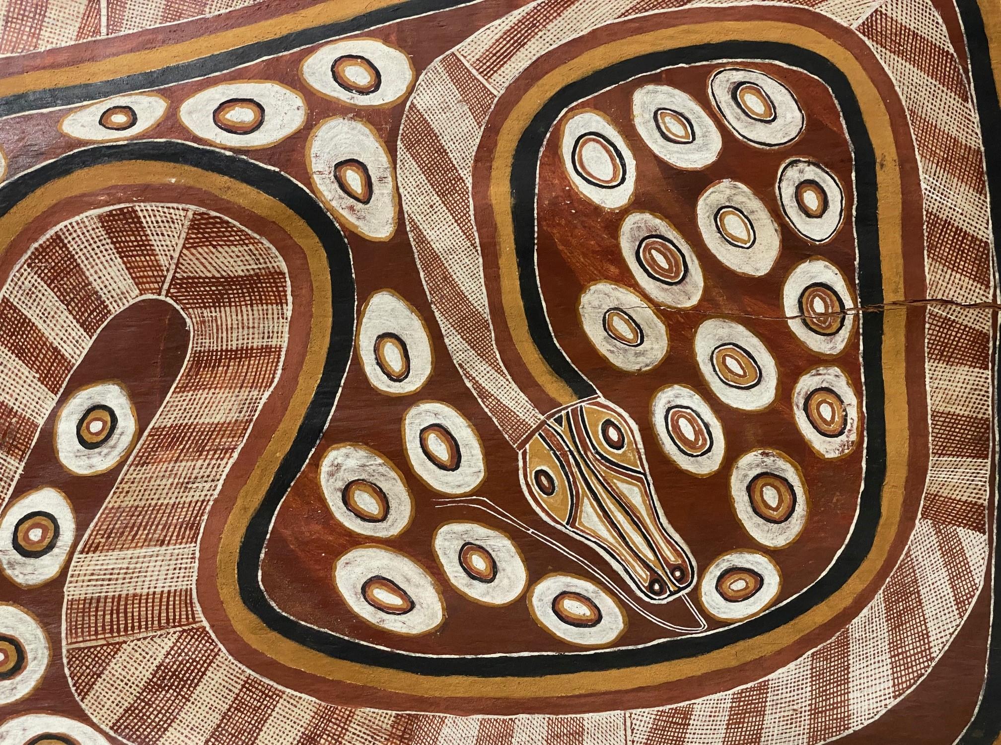 Australiano Curly Bardkadubbu Grande Arte Aborigena Australiana Pittura originale di serpente di corteccia in vendita