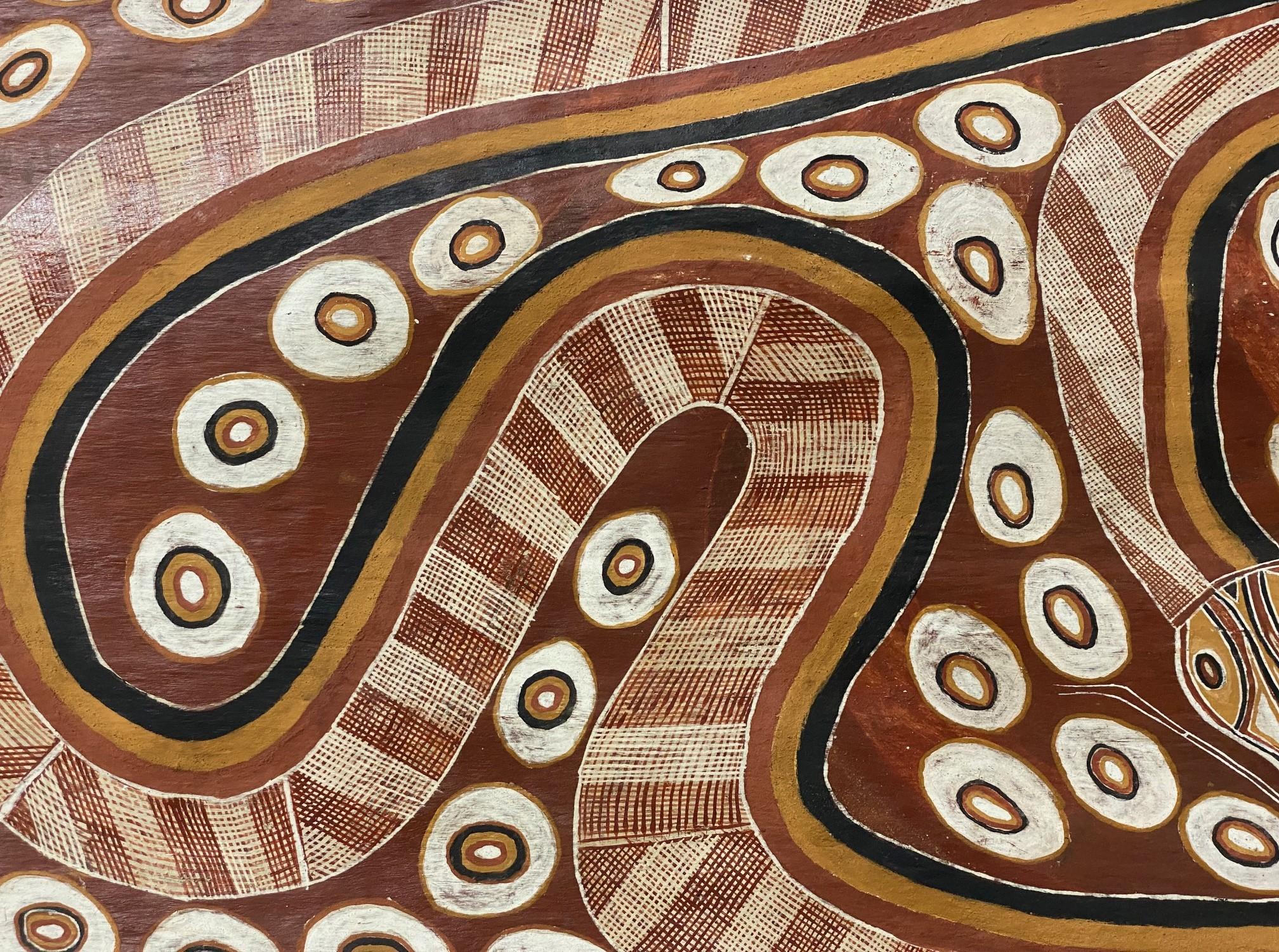 Dipinto a mano Curly Bardkadubbu Grande Arte Aborigena Australiana Pittura originale di serpente di corteccia in vendita