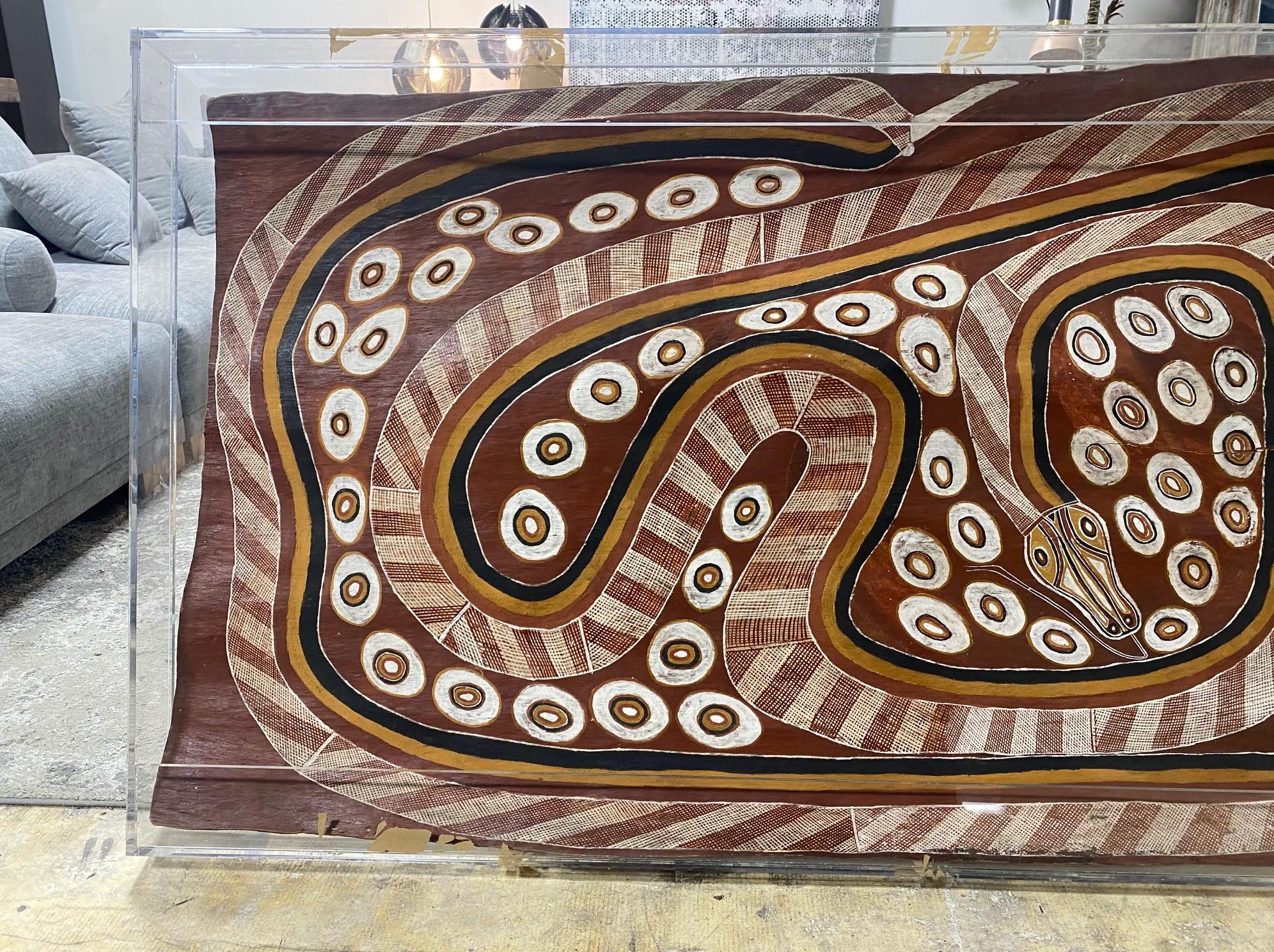Curly Bardkadubbu Grande Arte Aborigena Australiana Pittura originale di serpente di corteccia In condizioni buone in vendita a Studio City, CA