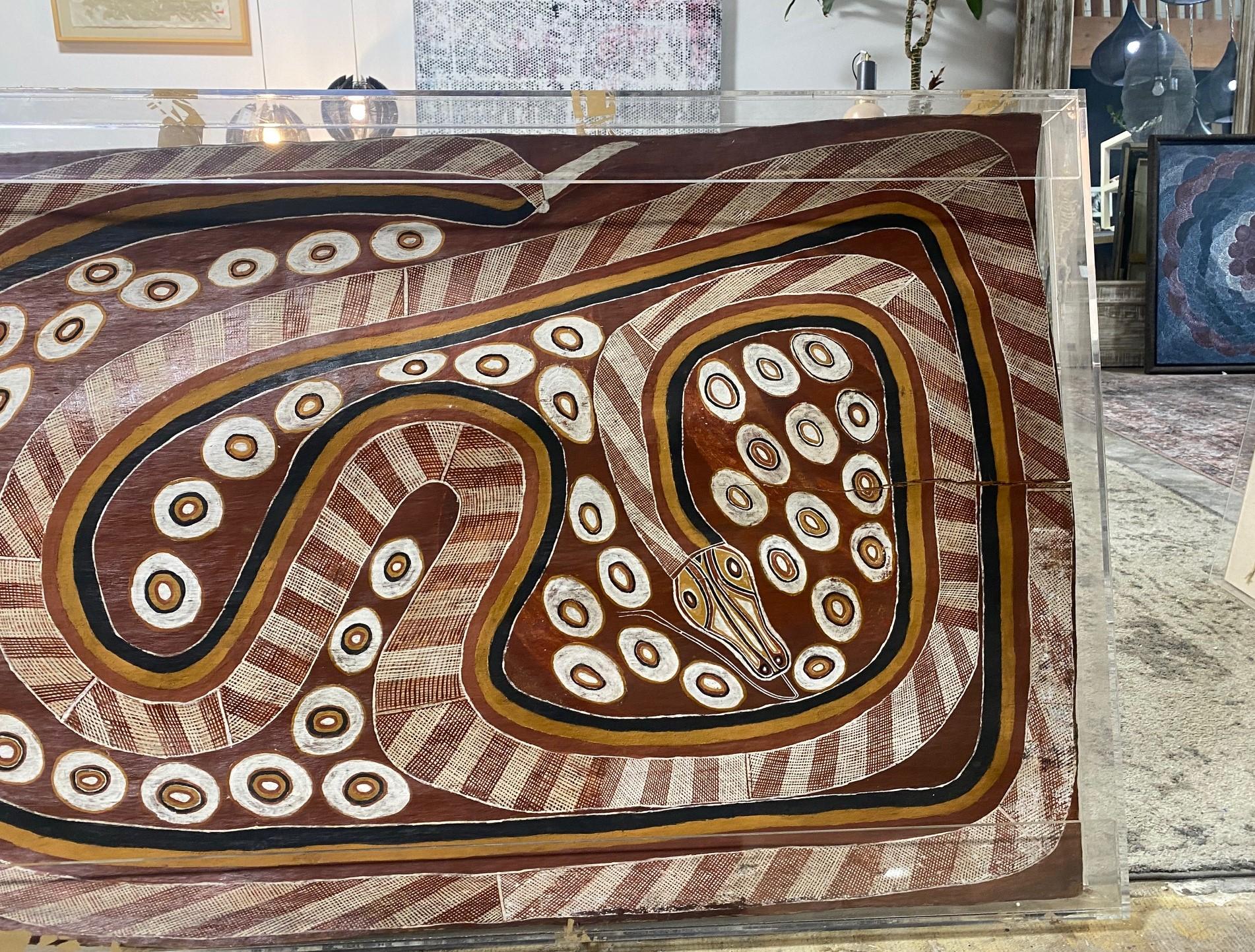 Fine XX secolo Curly Bardkadubbu Grande Arte Aborigena Australiana Pittura originale di serpente di corteccia in vendita