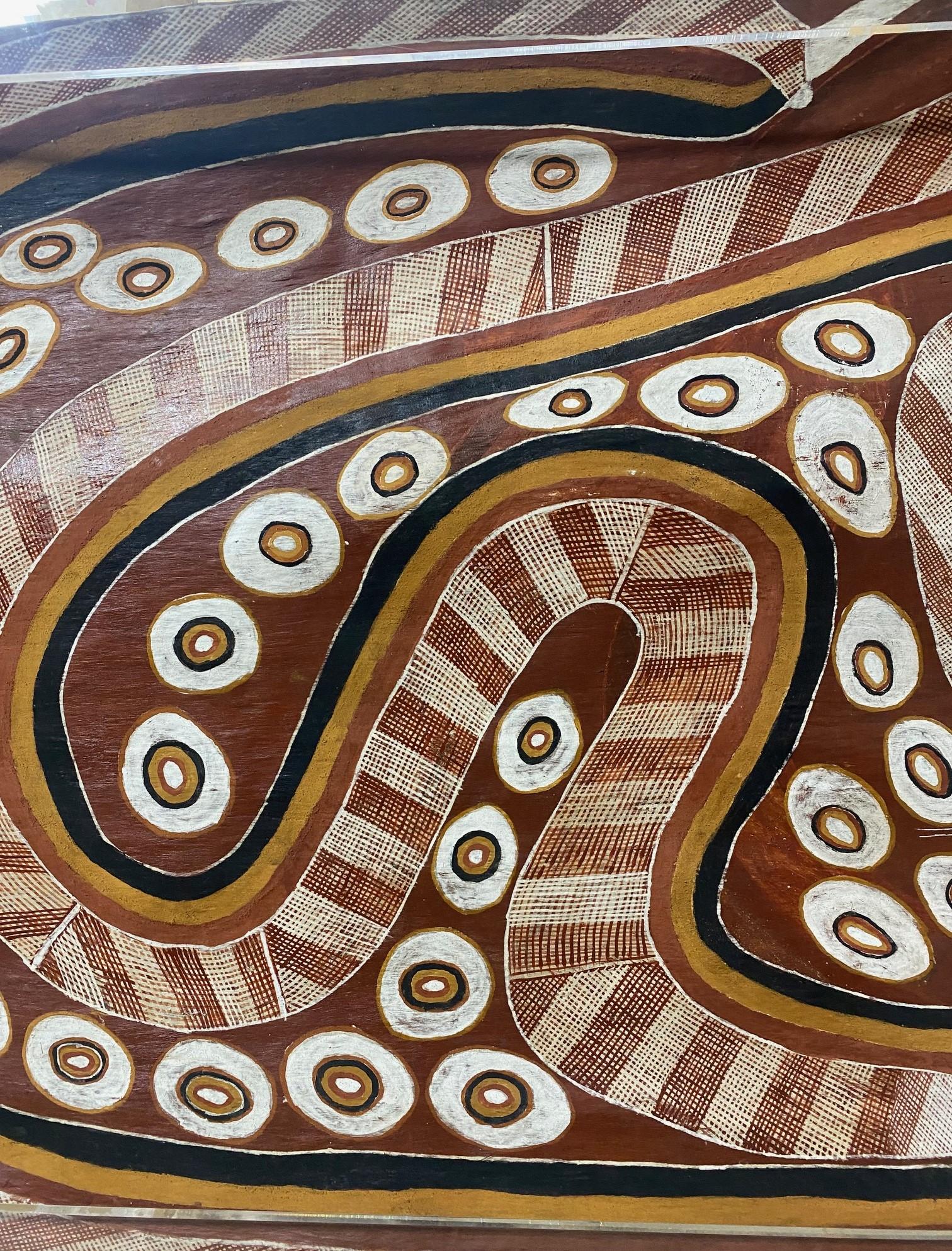 Curly Bardkadubbu Grande Arte Aborigena Australiana Pittura originale di serpente di corteccia in vendita 1