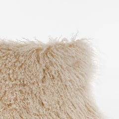 Coussin lombaire en agneau tibétain beige de Muchi Decor, fabriqué en Italie