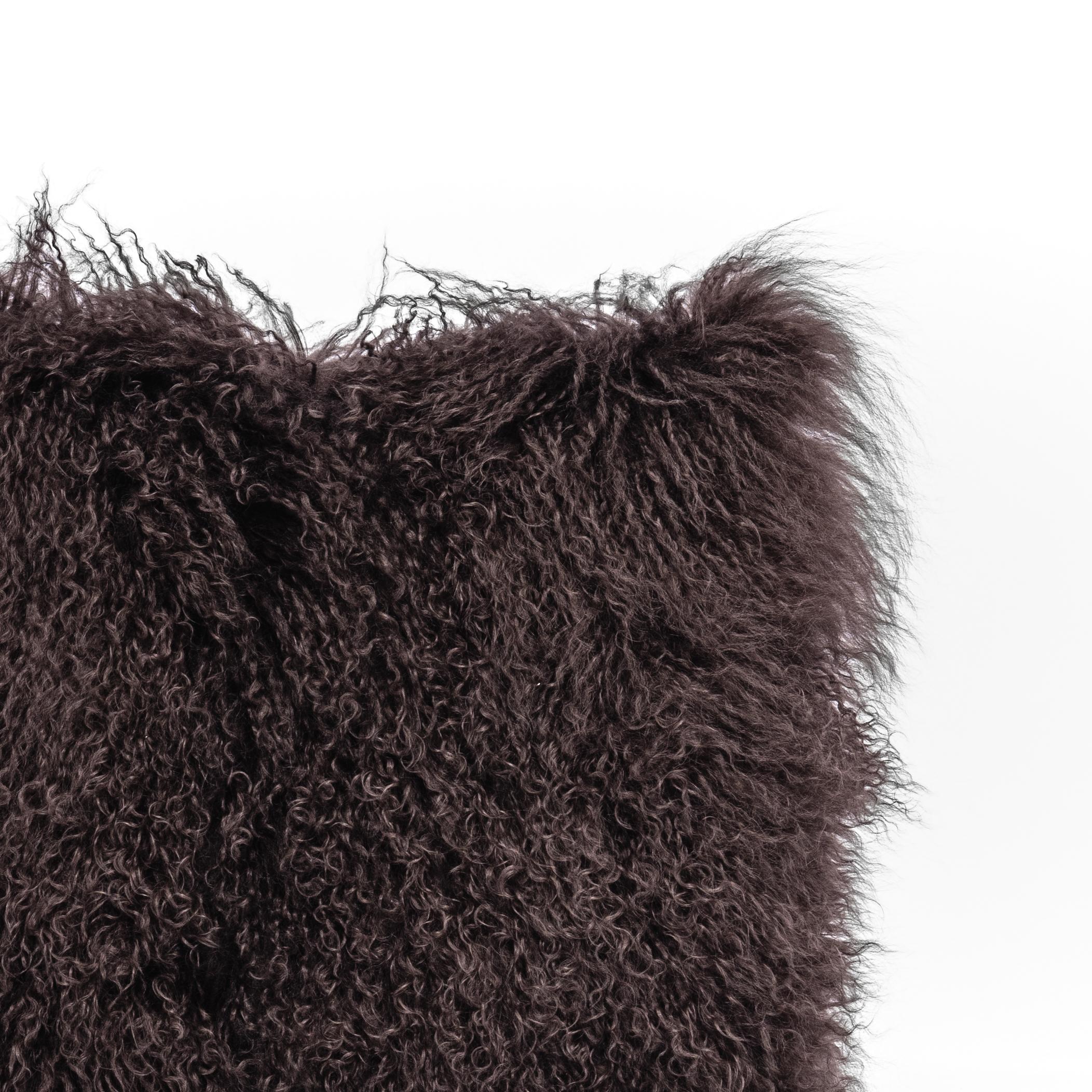 Este cojín está hecho a mano en nuestro Atelier A de Italia con los mejores materiales, empezando por auténtica piel de cordero del Tíbet. Su particular aspecto permite que esta pieza destaque o se integre en tus espacios, manteniendo su naturaleza