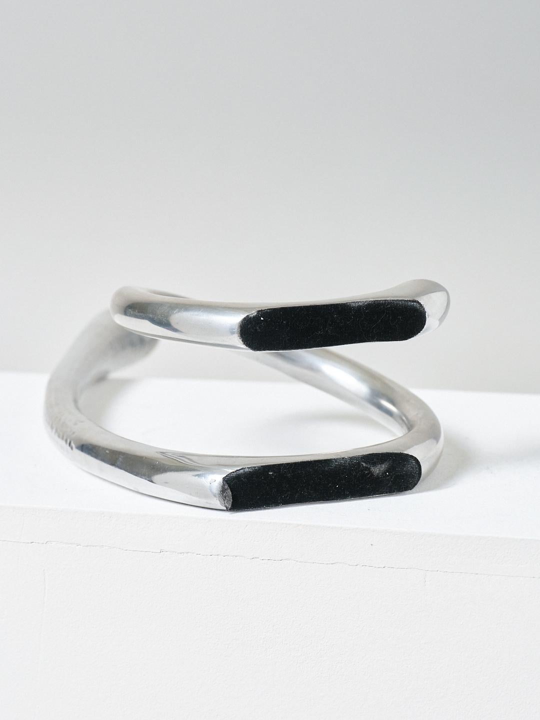 Curly hammered metal candleholder, 1970s For Sale 1