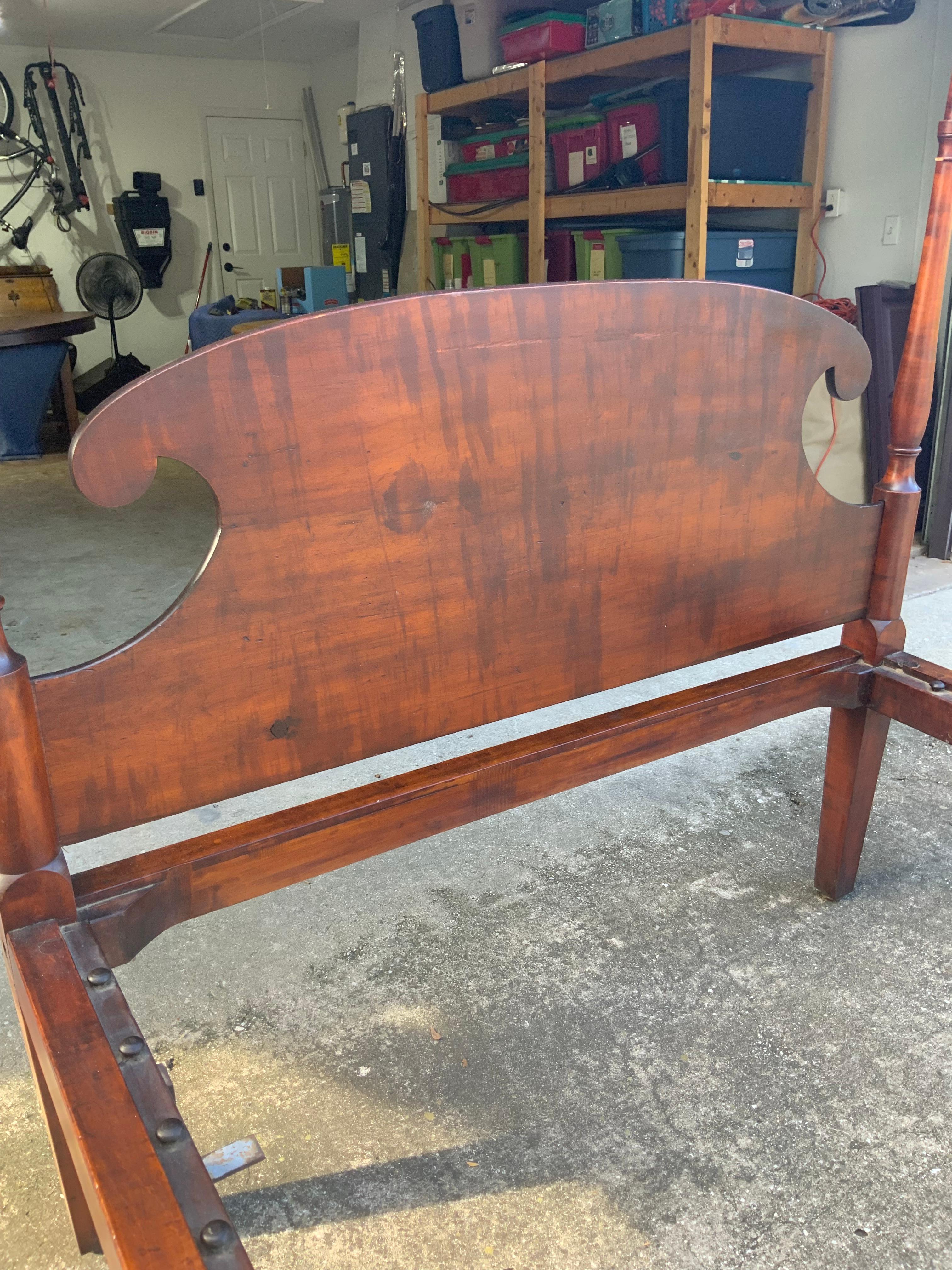 Un bellissimo letto a baldacchino in acero riccio. Montanti splendidamente torniti con terminali floreali intagliati e montanti del letto in Acero riccio massiccio con i bulloni originali del letto. La testata è in pino bianco e le venature sono
