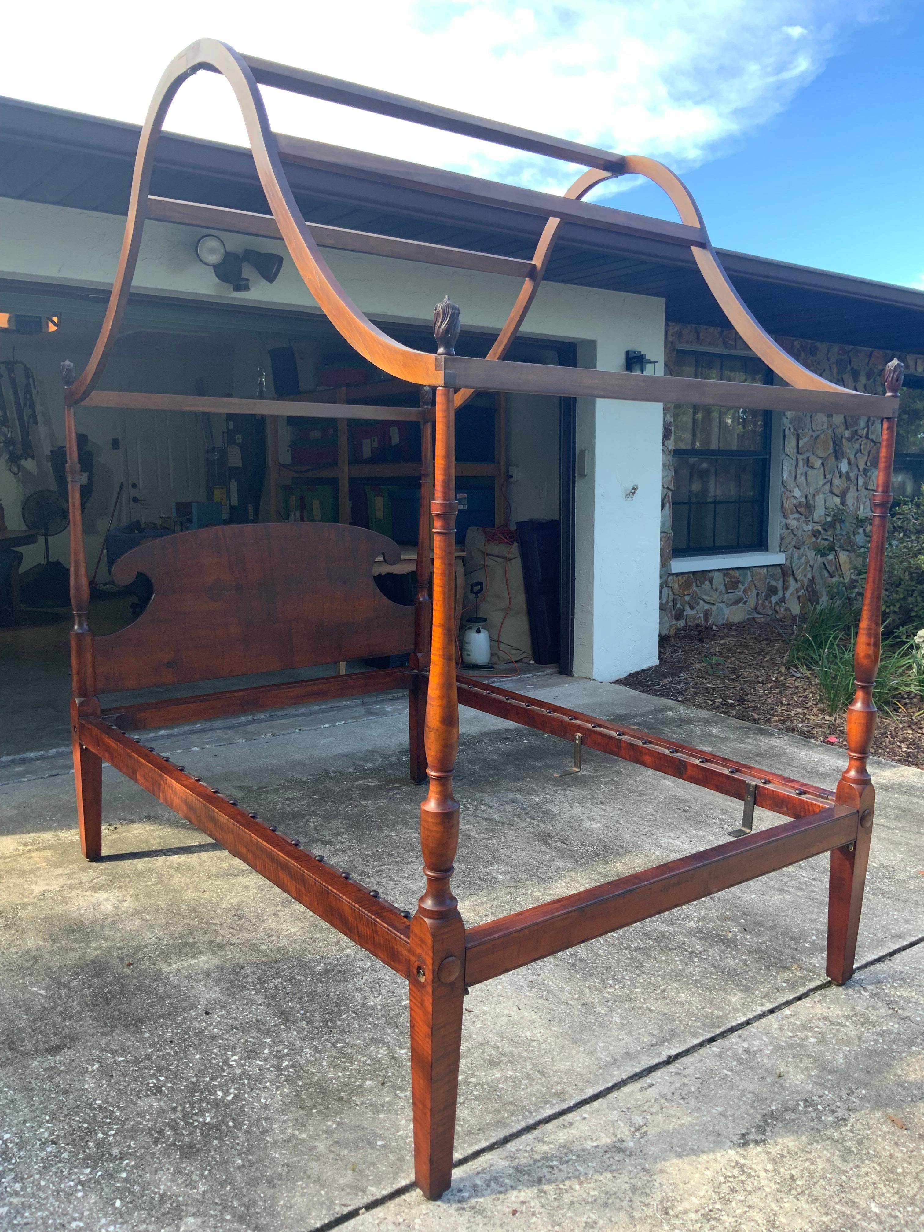 Americano Letto a baldacchino in acero riccio in vendita