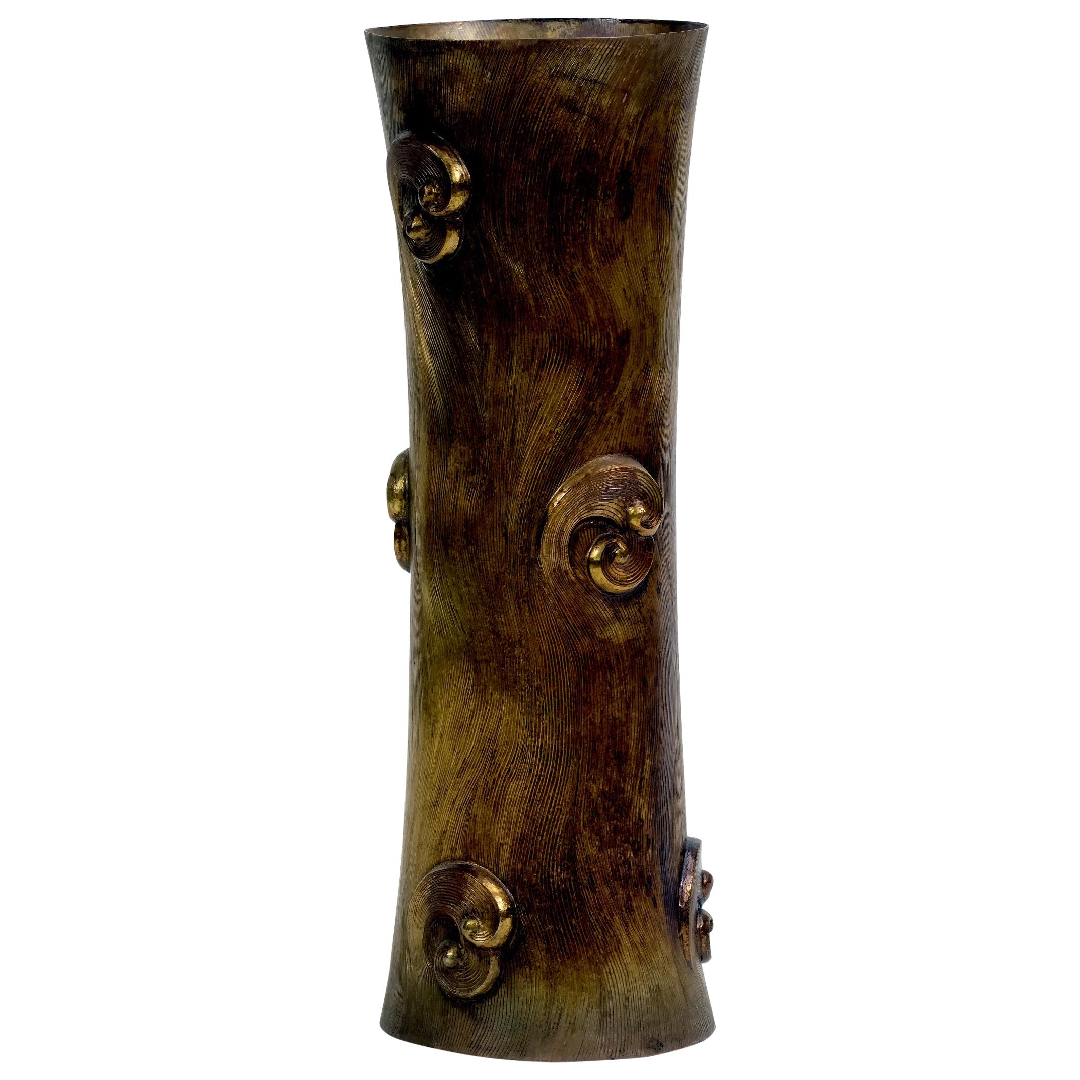 Grand vase en cuivre courbé fabriqué à la main en Inde par Stephanie Odegard