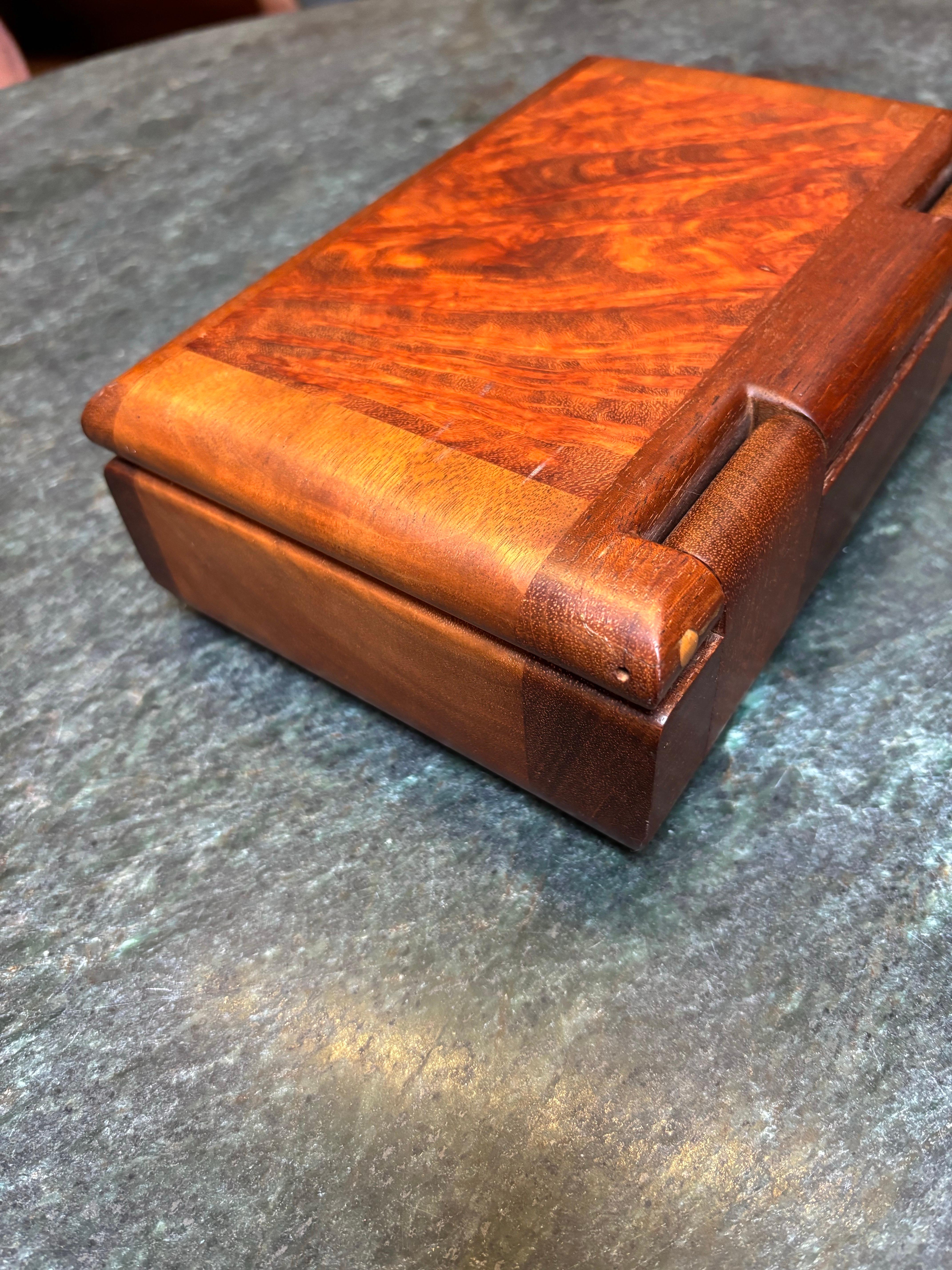 Caja artesanal con bisagras de nogal rizado artesano estadounidense en venta