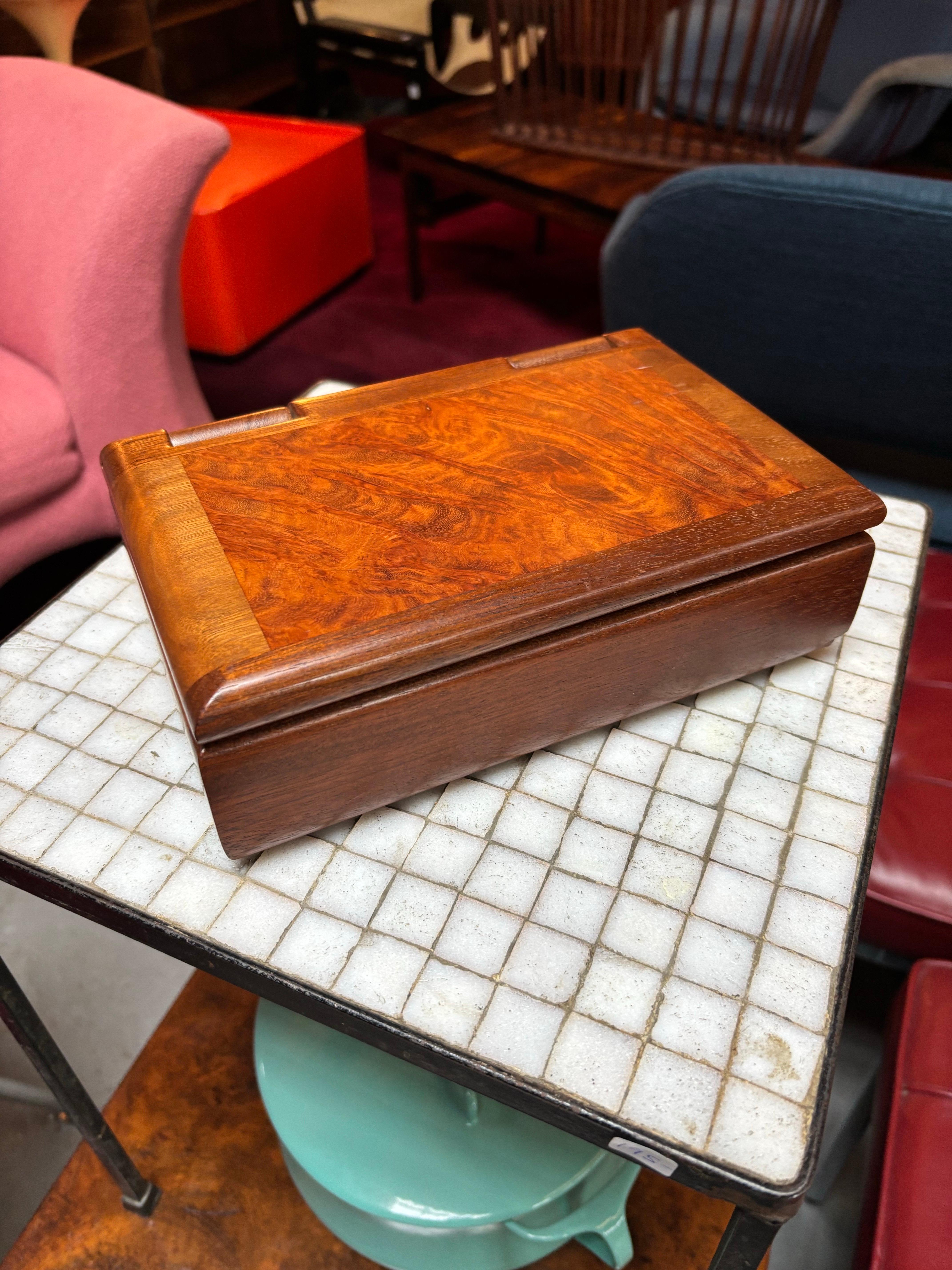 Caja artesanal con bisagras de nogal rizado en venta 2