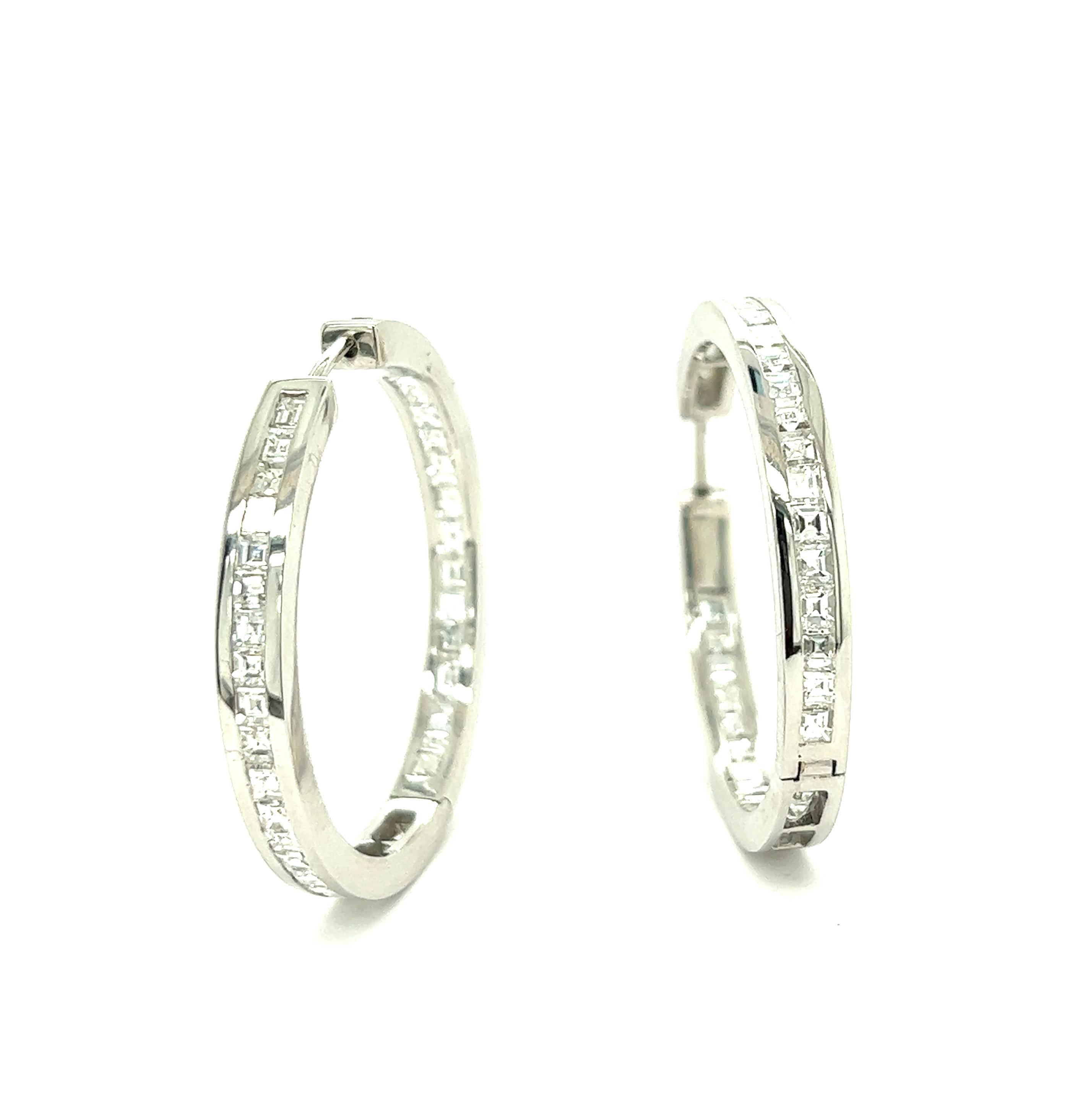 Curnis Diamond 18k White Gold Hoop Earrings

Square-cut diamonds, set on 18 karat white gold; marked Curnis, 750

Hoop diameter: 3.3 cm
Total weight: 14.8 grams