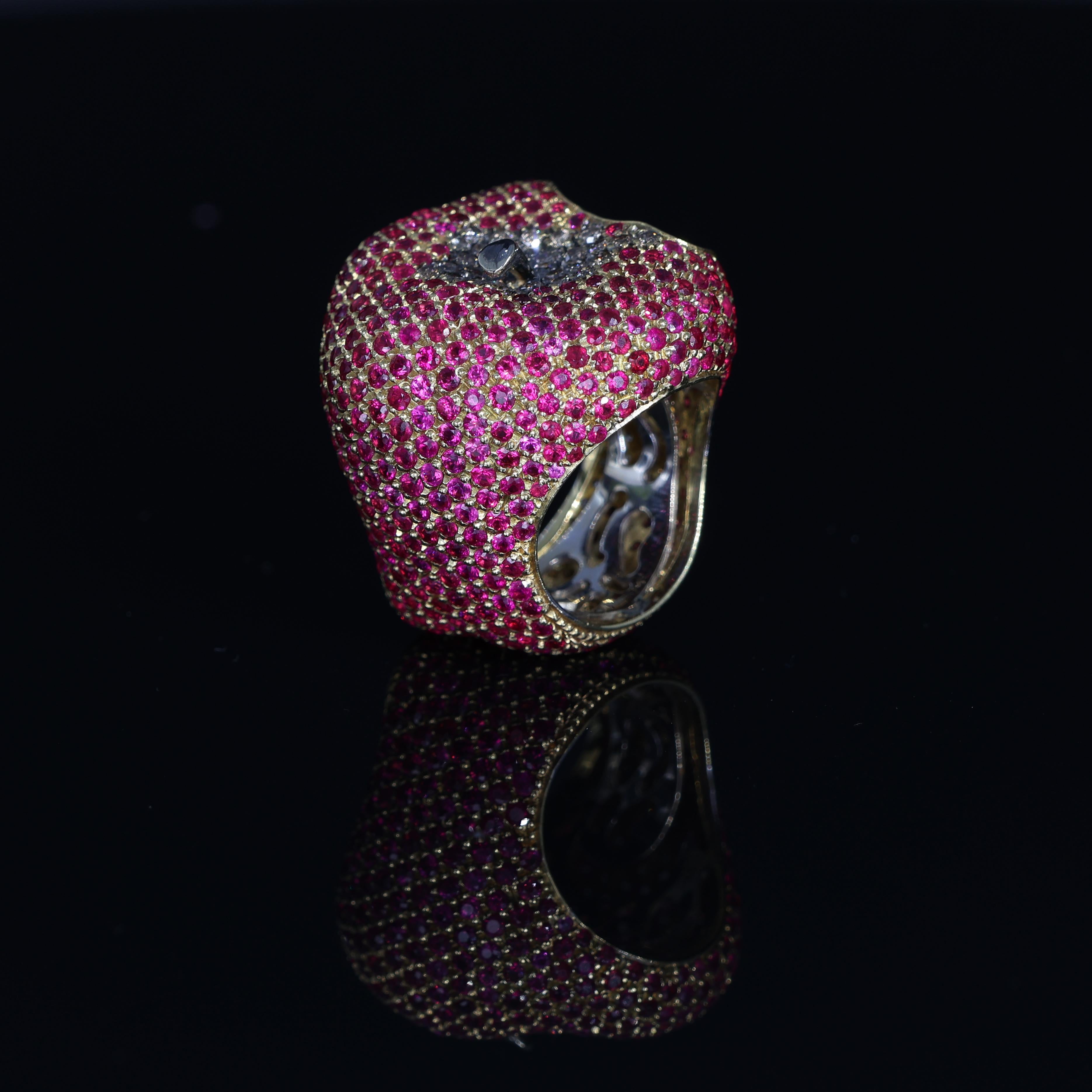 Curnis Unique Apple Masterpiece 18k White and Yellow Gold Ring Rubies Diamonds For Sale 7