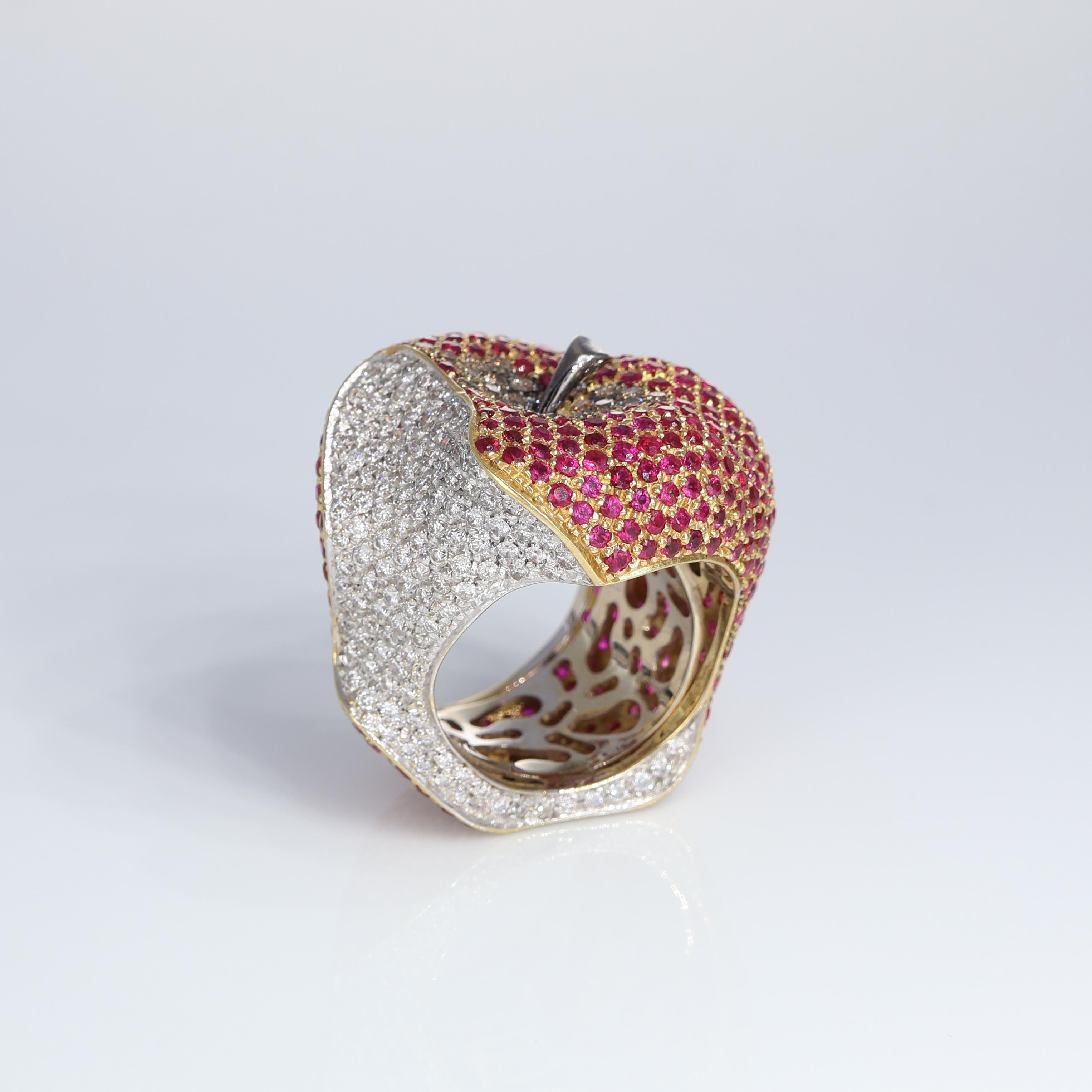 Curnis Unique Apple Masterpiece 18k White and Yellow Gold Ring Rubies Diamonds In New Condition For Sale In Bergamo, BG