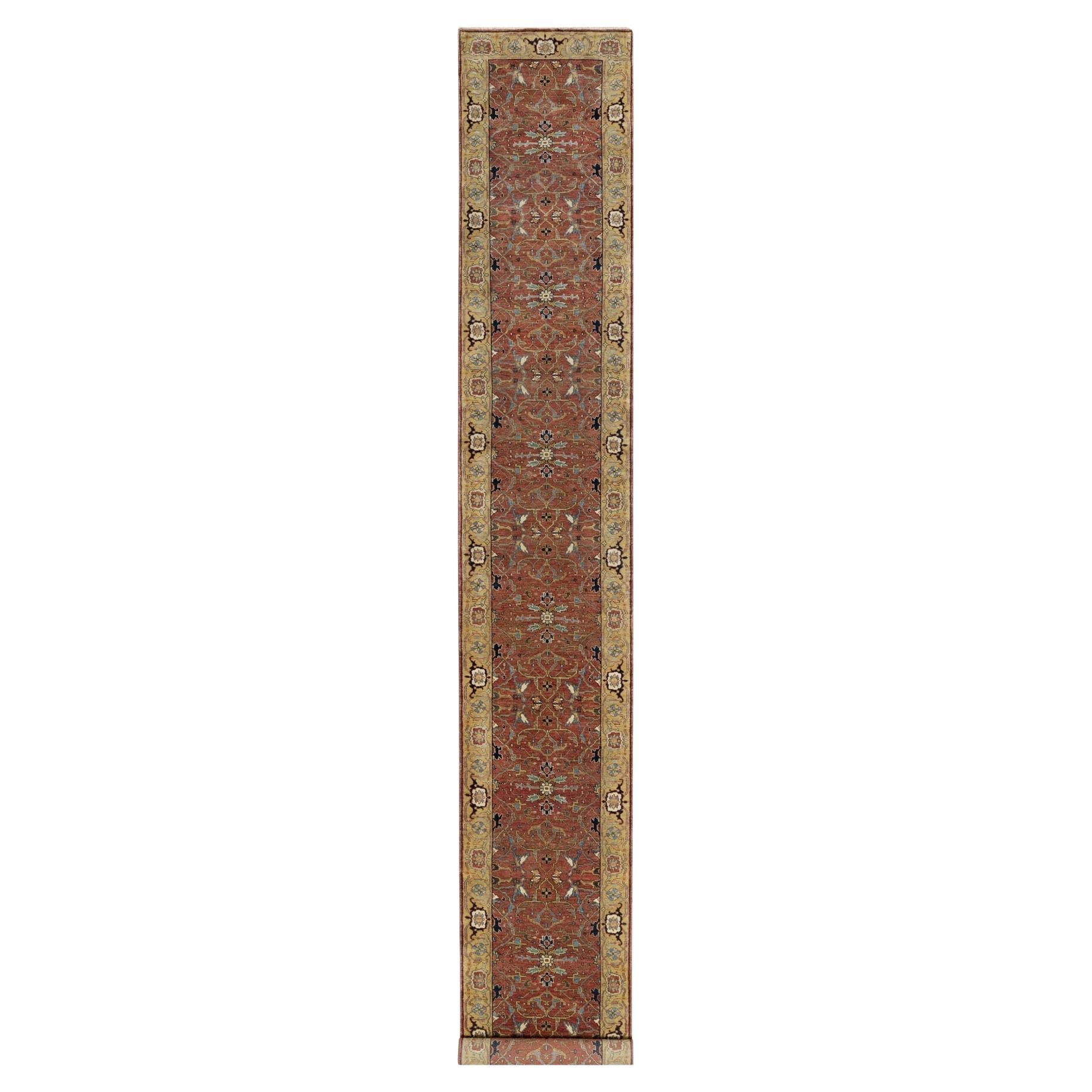 Tapis de couloir Heriz Fine Antiqued Re-Creation noué à la main rouge courrant 2'7" x 18'2" en vente