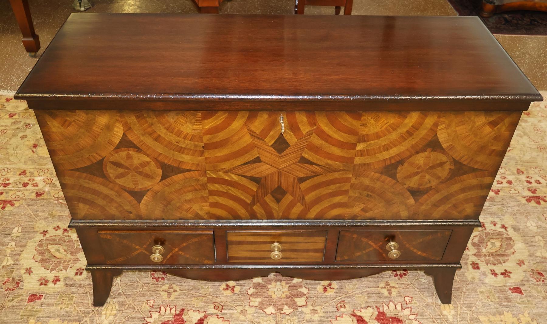 Currey And Company Creslow - Cassettiera decorativa per coperte  

Dimensioni: 33h x 18d x 48w

Questa cassapanca è stata realizzata da Currey And Company e si chiama armadio decorativo Creslow. L'armadio è in buone condizioni d'uso e ha tonnellate