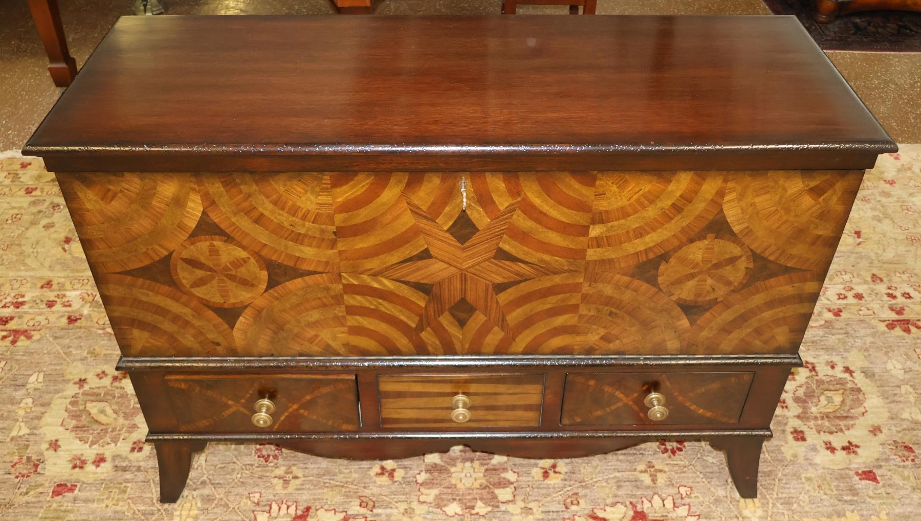 Currey And Company Creslow - Cassettiera decorativa per coperte In condizioni buone in vendita a Long Branch, NJ