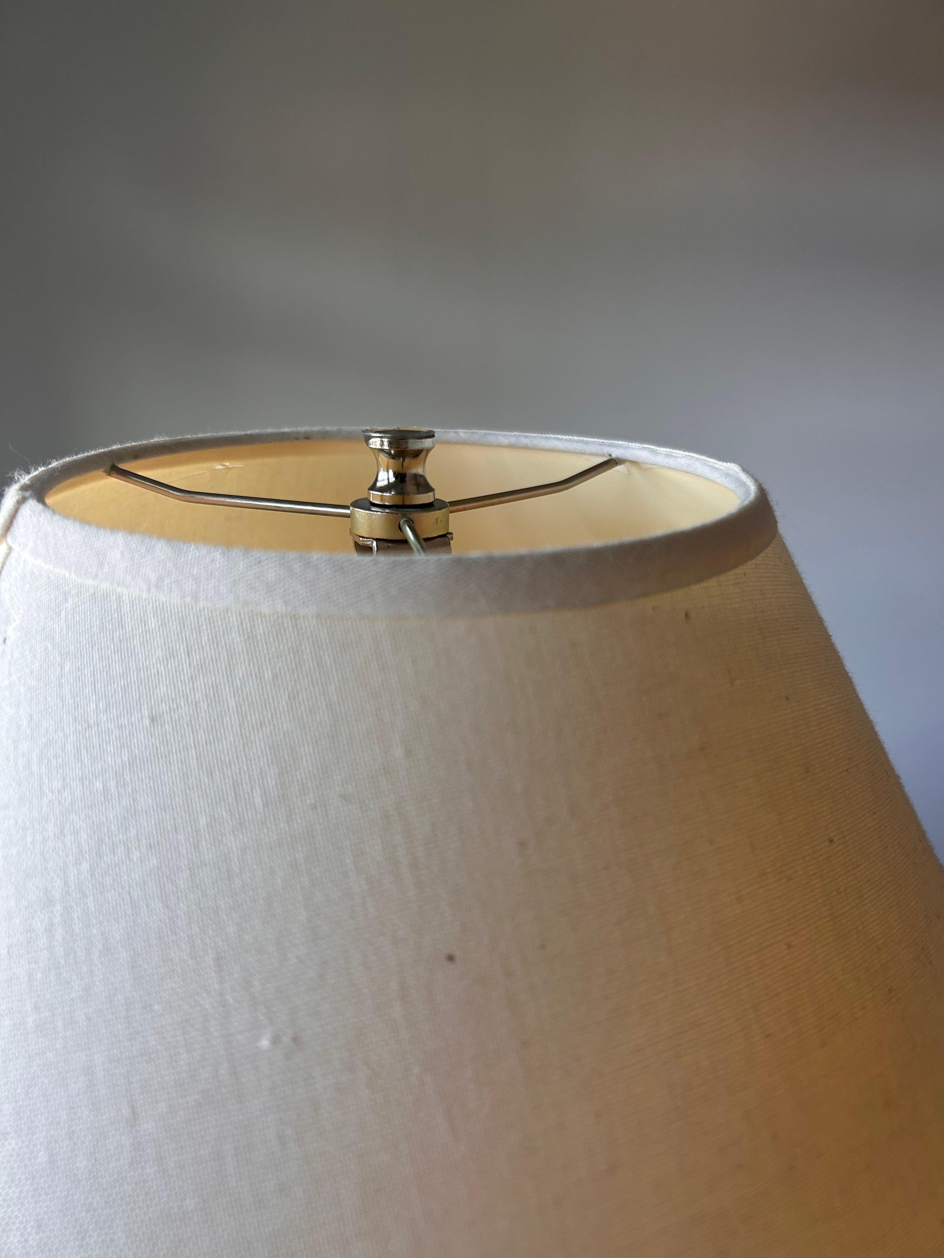 Américain Currey & Co. Lampe de table en céramique poudrée avec nervures texturées et abat-jour en lin en vente