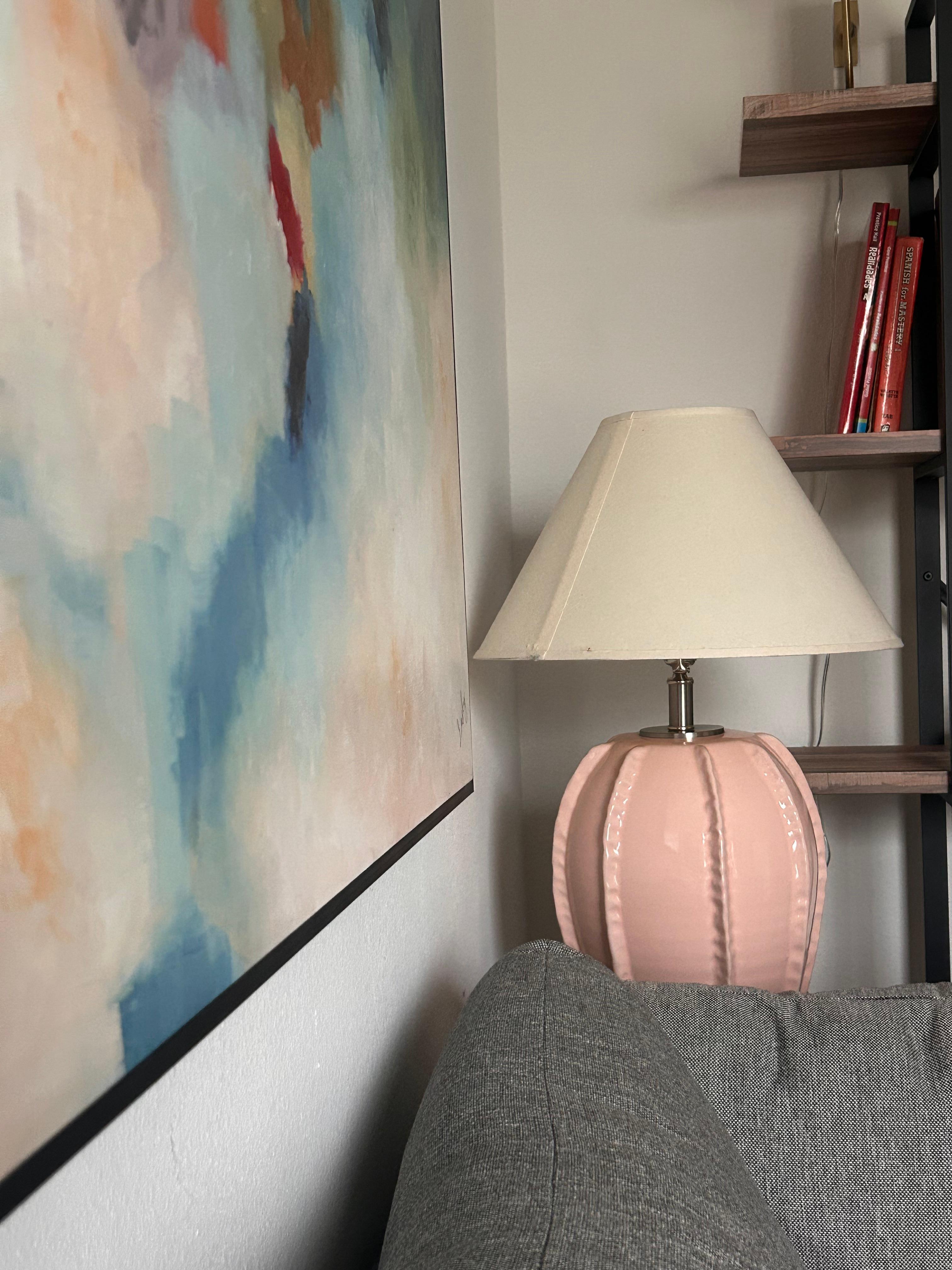 Elegante lampe de table Currey & Co.
La base en céramique rose blush est ornée de détails sculpturaux nervurés pour un attrait tactile sophistiqué. Elle est surmontée d'un abat-jour en lin classique et conique et se termine par une quincaillerie