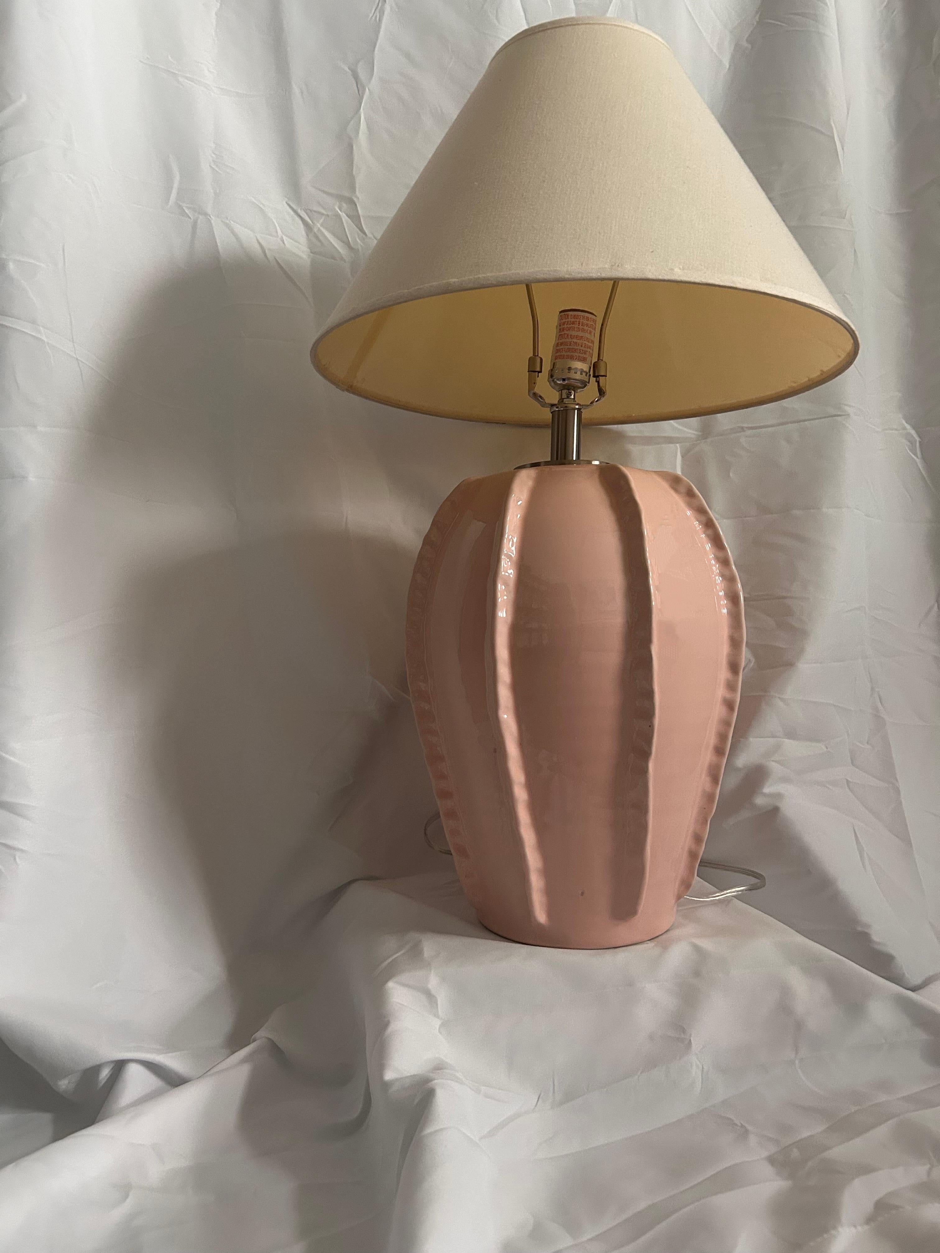 Moderne Currey & Co. Lampe de table en céramique poudrée avec nervures texturées et abat-jour en lin en vente