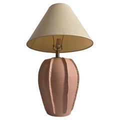 Currey & Co. Lampe de table en céramique poudrée avec nervures texturées et abat-jour en lin