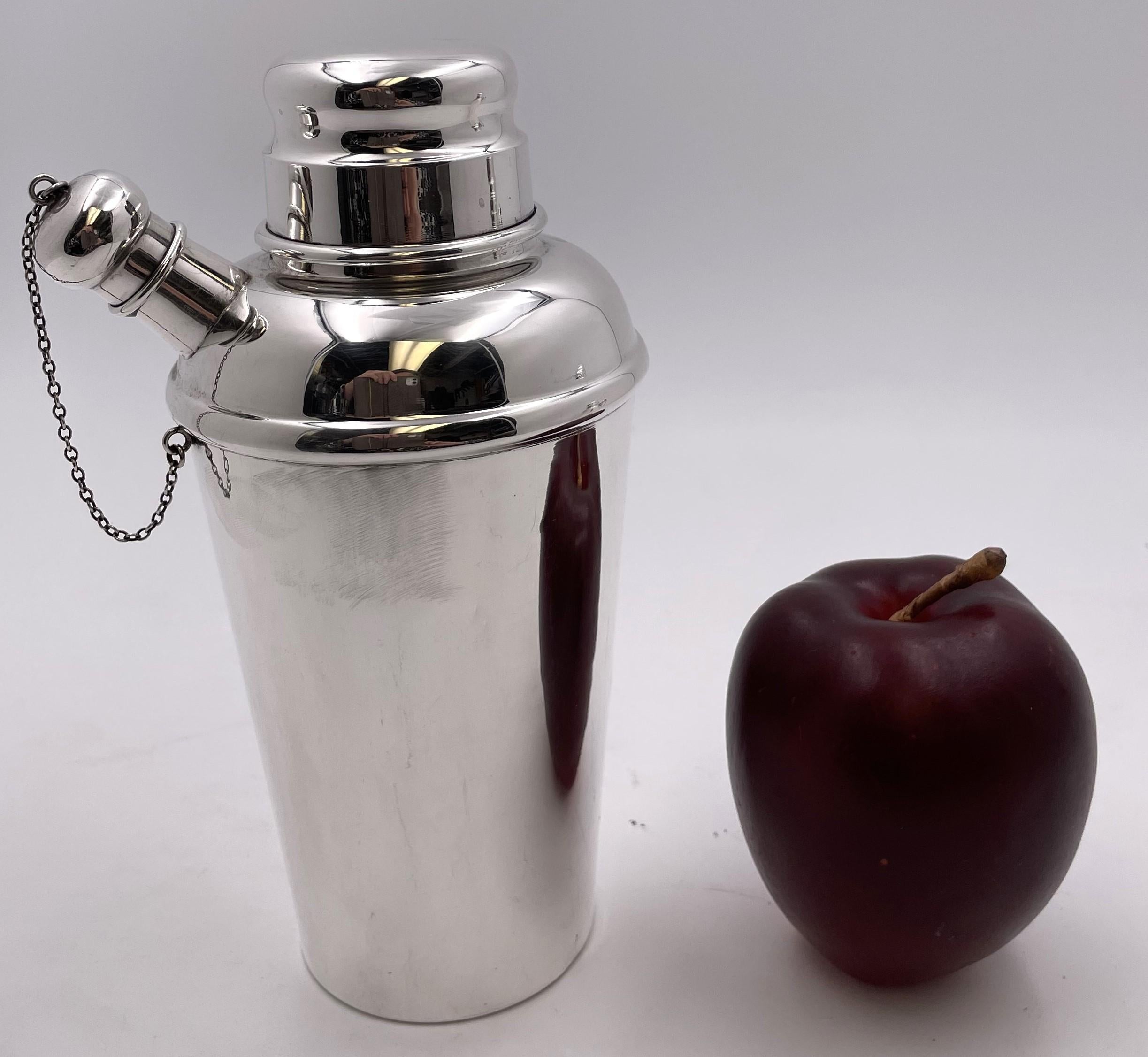 Shakers en argent sterling de Currier & Robys de style Mid-Century Modern, avec un élégant design géométrique. Il mesure 8 1/2'' de hauteur par 3 3/4'' de profondeur, pèse 11,6 onces troy et porte les poinçons indiqués.

Currier &New a été fondé à