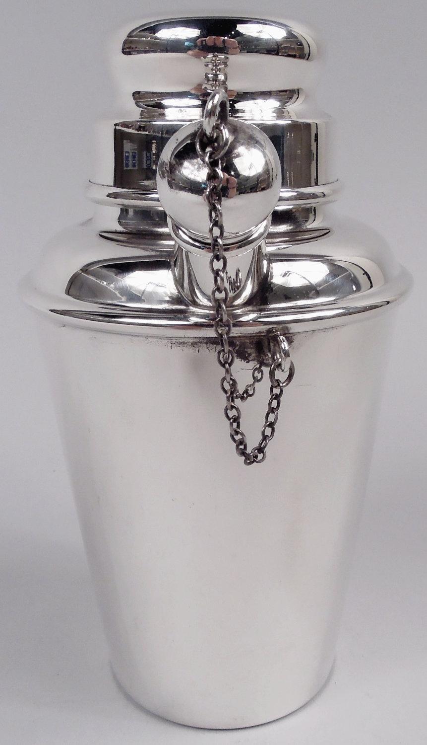 Moderno mini shaker da Martini in argento sterling. Realizzato da Currier & Roby a New York, nel 1930 circa. Fianchi dritti e affusolati, spalla curva e collo corto con copertura a crocchia aderente. Beccuccio obliquo con filtro incorporato e tappo