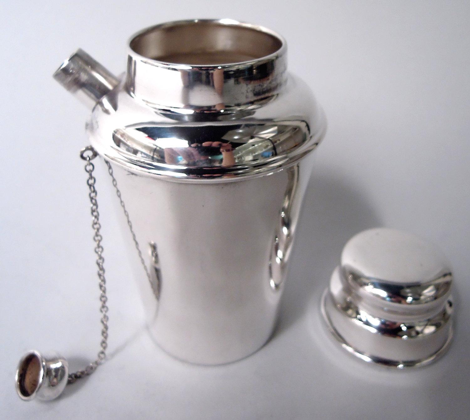 Moderno mini shaker da Martini in argento sterling. Realizzato da Currier & Roby a New York, nel 1930 circa. Fianchi dritti e affusolati, spalla curva e collo corto con copertura a crocchia aderente. Beccuccio obliquo con filtro incorporato e tappo