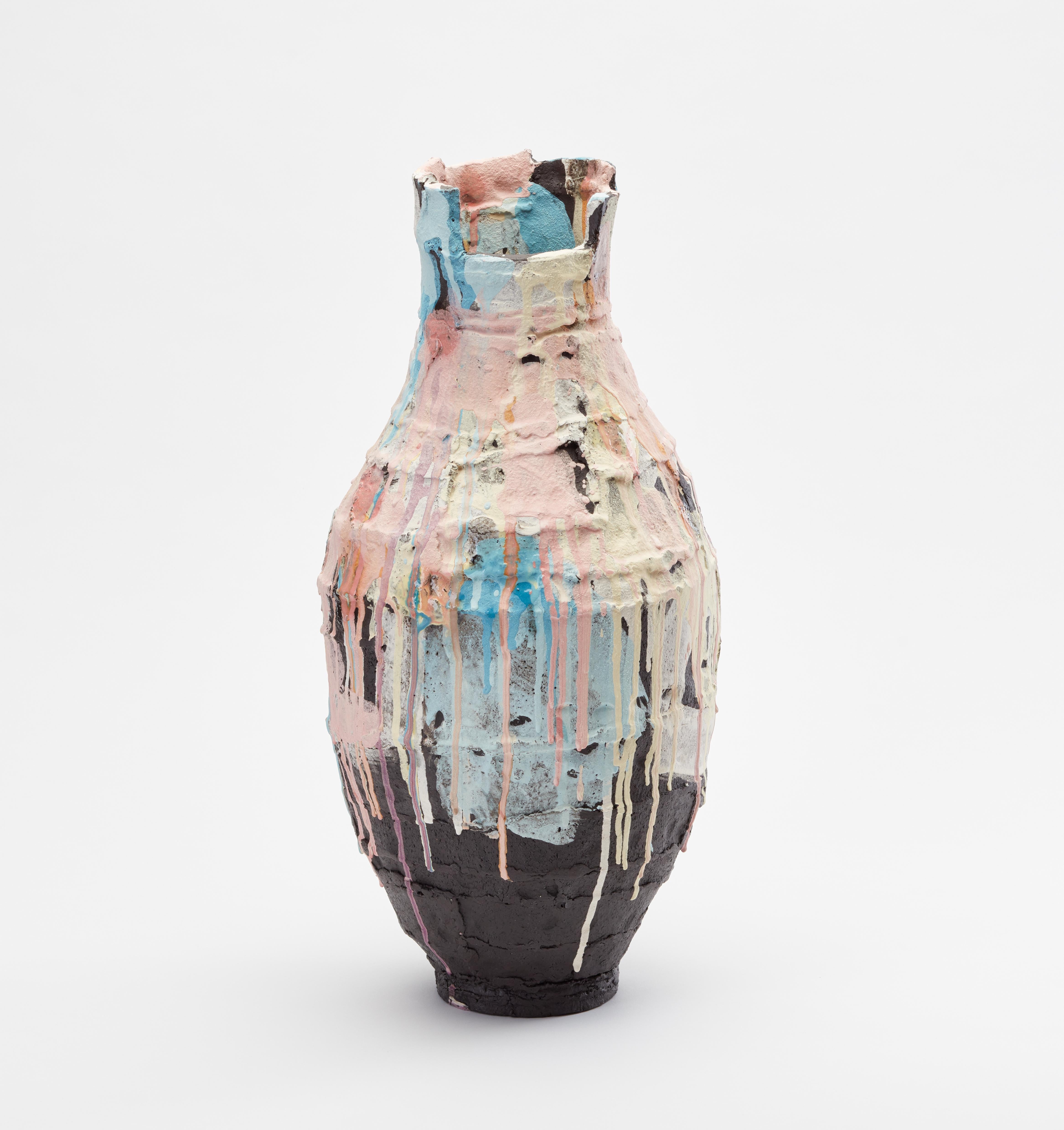 Curruca-Vase von Elke Sada.
Einzigartiges Stück.
Abmessungen: B 22 x T 23 x H 55 cm.
MATERIALIEN: schwarzer Rillenton, farbige Schlicker, transparente Glasur.

Das Faszinierende und Auffallende an der Keramikkunst von Elke Sada ist nicht nur