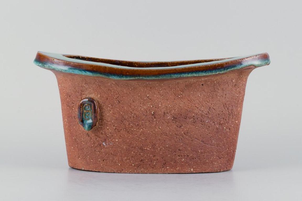 Curt Addin, large bowl in chamotte clay. Interior with turquoise glaze.
1970s.
Artist signature.
In excellent condition.
Dimensions: L 31.0 cm x W 12.5 cm x H 15.0 cm.