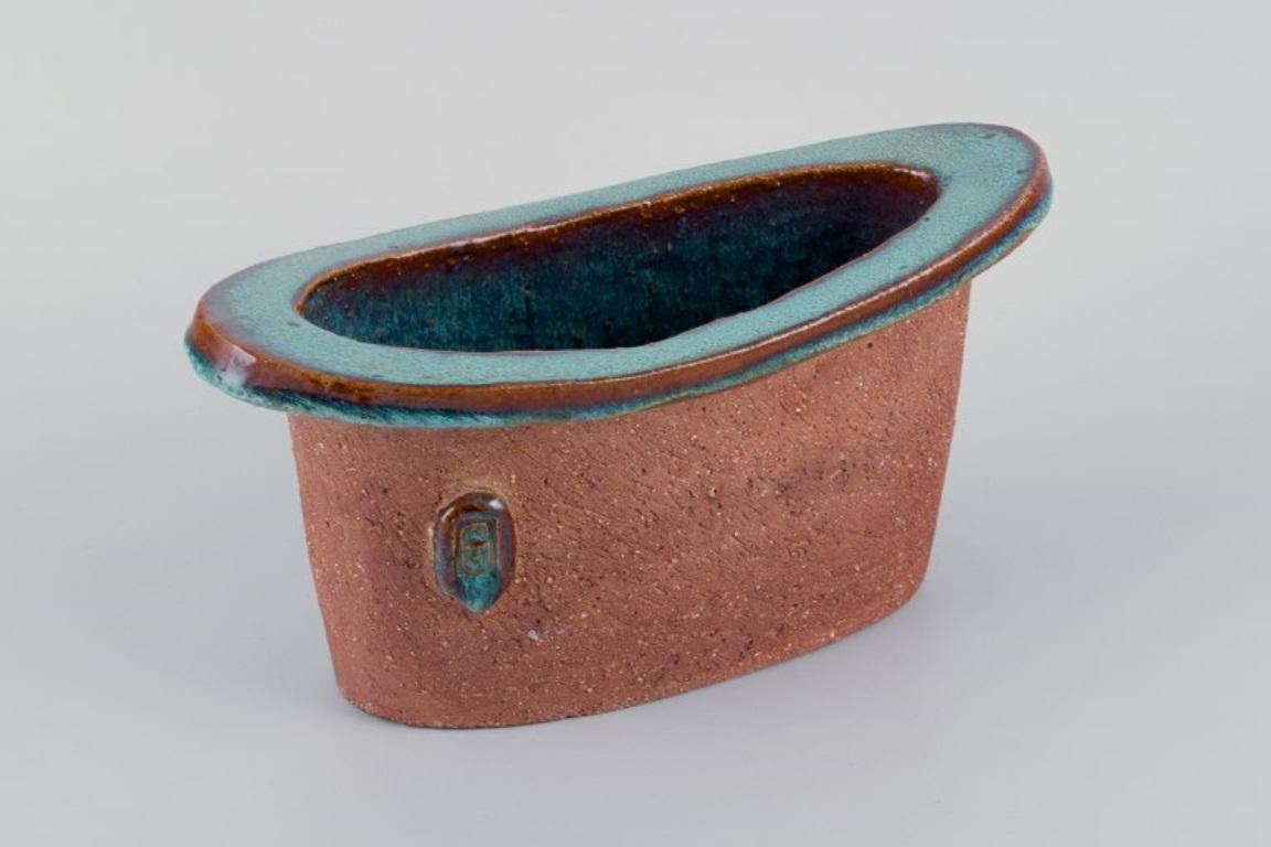 Scandinavian Modern Curt Addin, large bowl in chamotte clay. Interior with turquoise glaze. For Sale