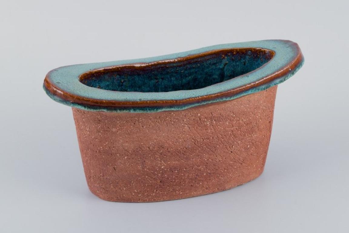 Curt Addin, large bowl in chamotte clay. Interior with turquoise glaze. In Excellent Condition For Sale In Copenhagen, DK
