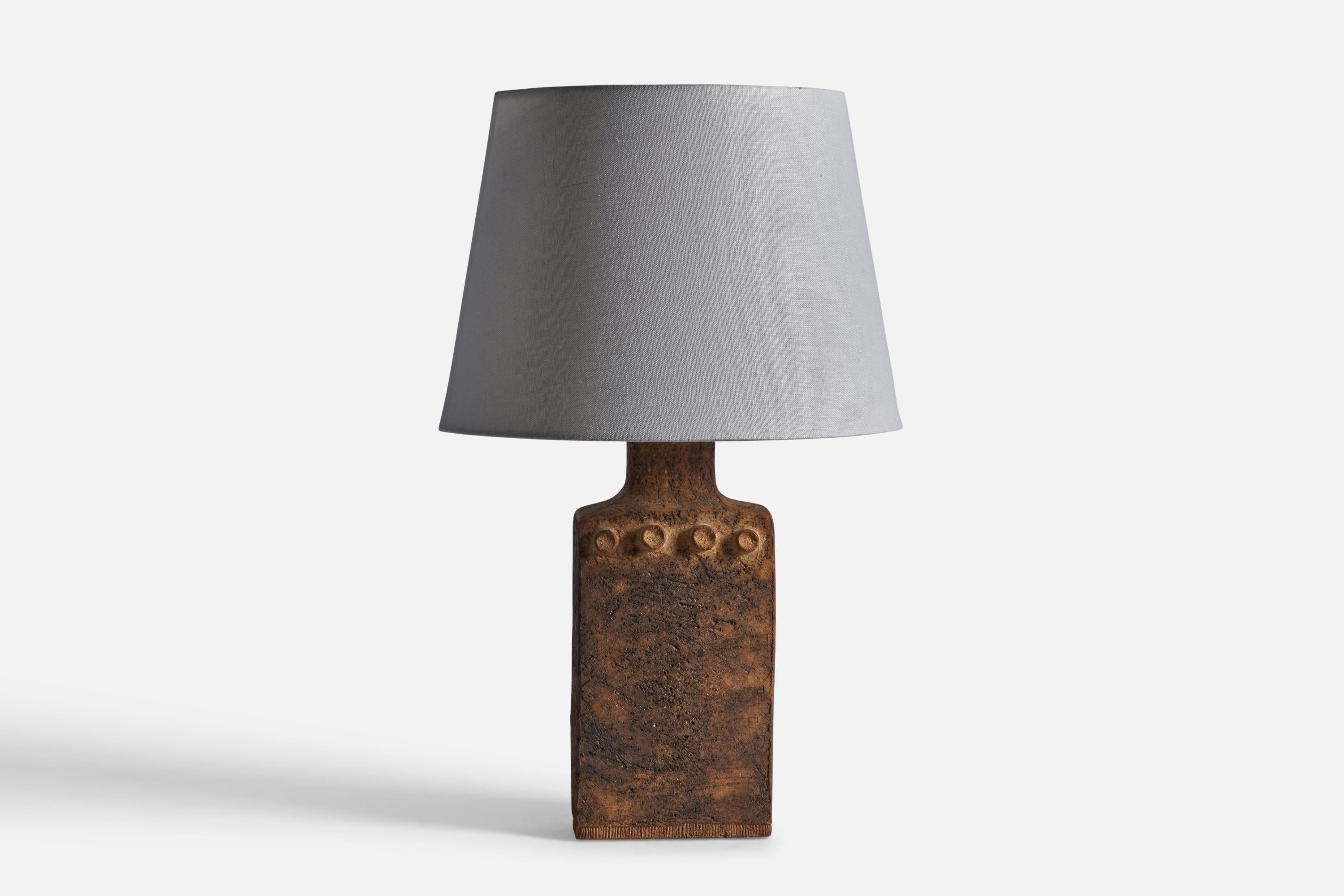 Lampe de table en grès brun non émaillé, conçue et produite par Curt Addin, Glumslöv, Suède, c. années 1970.

Dimensions de la lampe (pouces) : 19.5