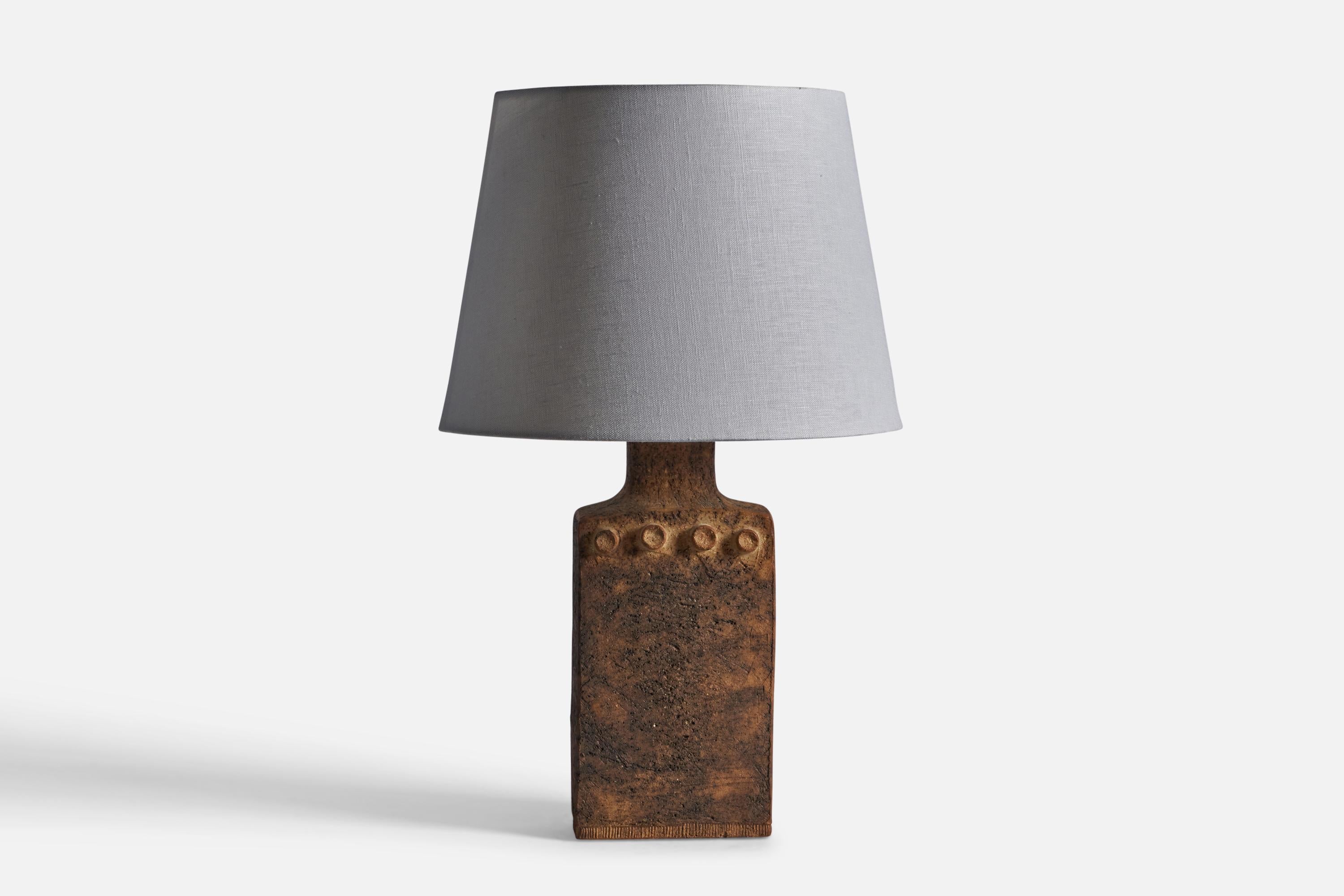 A brown unglazed stoneware table lamp, designed and produced by Curt Addin, Glumslöv, Sweden, c. 1970s.

Dimensions of Lamp (inches): 19.5