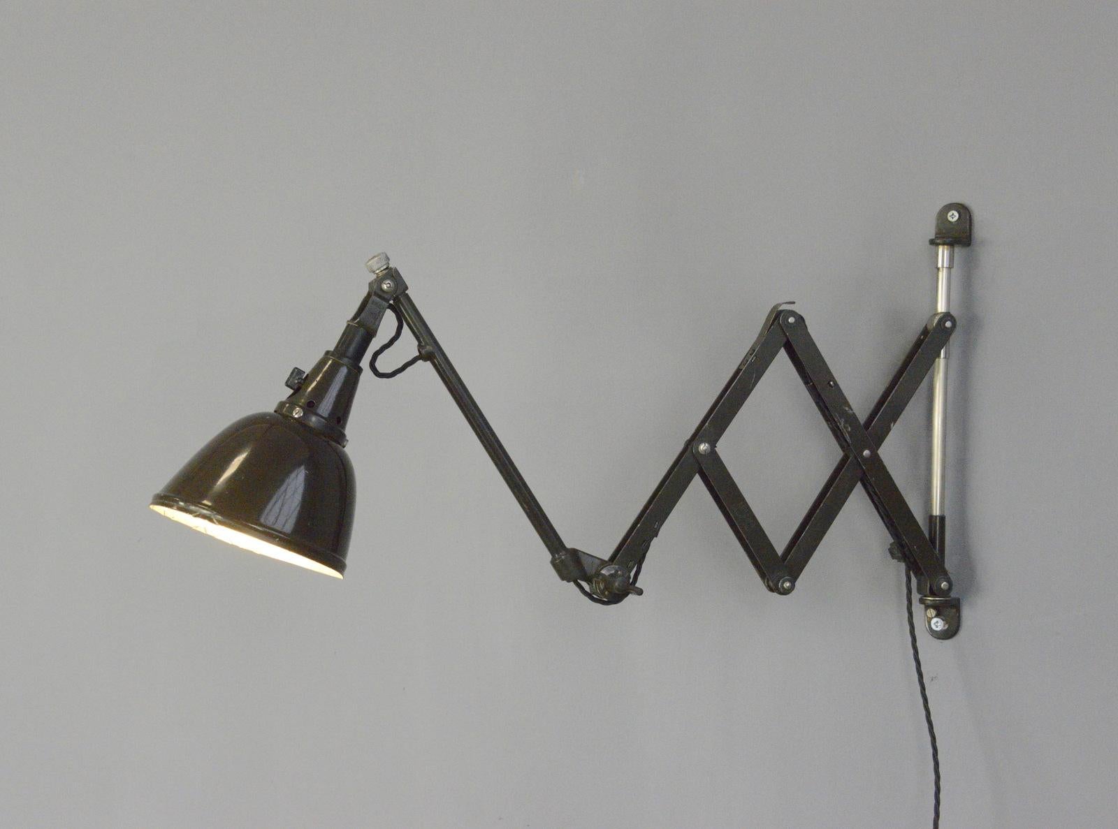 Curt Fischer Midgard scissor lamp circa 1930s

- Extendable scissor mechanism
- Original brown paint
- Aluminium shade
- Takes E27 fitting bulbs
- On/Off Switch on the cable
- Designed by Curt Fischer
- Produced by Midgard, Auma
- German ~