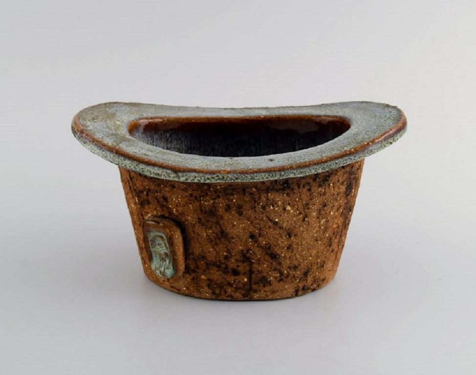 Curt M. Addin (1931-2007) für Glumslöv. Frei geformte Vase aus teilweise glasiertem Steinzeug. Schöne gesprenkelte Glasur in blau-grünen Farbtönen. 
Schwedisches Design, 1960er / 70er Jahre.
Maße: 19,5 x 11 cm.
In ausgezeichnetem