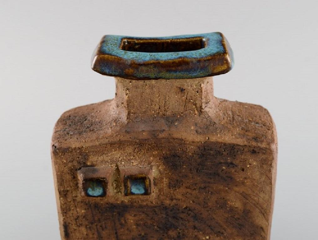 Curt A&M (1931-2007) pour Glumslöv. Vase en grès partiellement émaillé. 
Belle glaçure mouchetée dans les tons bleu-vert. Design/One suédois, années 1960/70.
Dimensions : 17 x 15 x 6,5 cm : 17 x 15 x 6,5 cm.
En parfait état.
Estampillé.