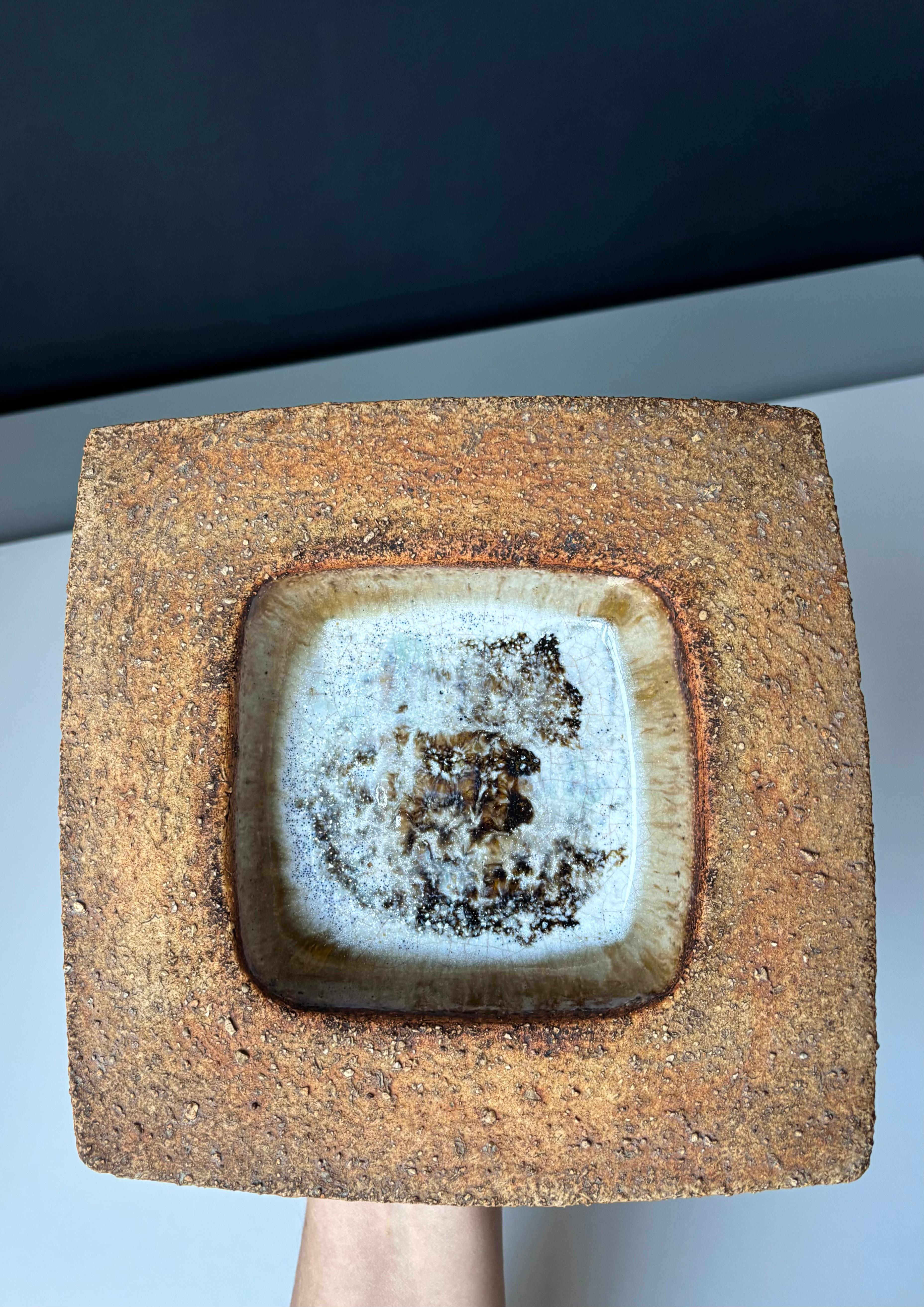 Rustic, heavy chamotte stoneware vide-poche bowl handmade by ceramic artist Curt-Magnus Addin (1931-2007) in his studio in the small town of Glumslöv in southern Sweden in the 1970s-1980s. Cloudy abstract glazed decor in gray, white, black and