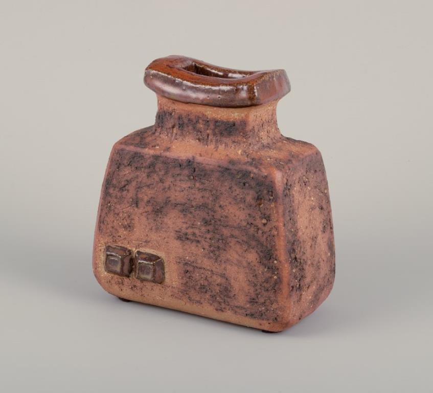 Curt Magnus Addin (1931-2007), céramiste suédois. Studio personnel.
Vase unique en céramique de style moderniste. Argile chamottée.
1970s.
Estampillé et signé.
En parfait état.
Dimensions : L 13,5 cm x P 8,5 cm x H 15,0 cm : L 13,5 cm x P 8,5 cm x H
