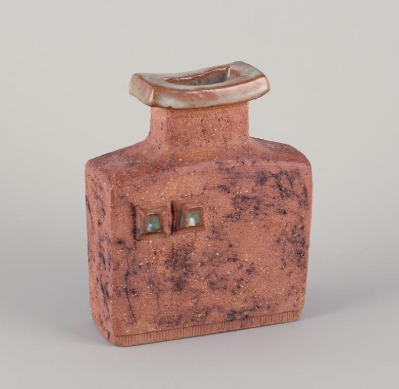 Curt Magnus Addin, laboratorio proprio, artista svedese della ceramica.
Vaso in ceramica unico in stile modernista, realizzato in argilla chamotte.
Dagli anni '70.
Marcato e firmato.
In perfette condizioni.
Dimensioni: Larghezza 14,0 cm x Profondità