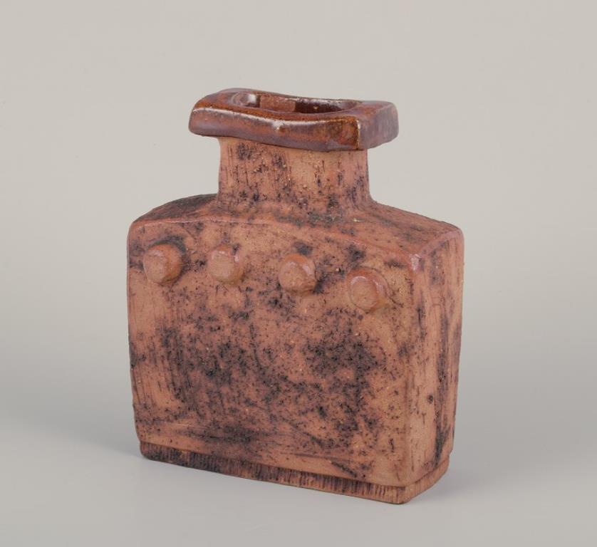 Curt Magnus Addin (1931-2007), céramiste suédois. Studio personnel.
Vase unique en céramique de style moderniste. Argile chamottée.
1970s.
Marqué et signé.
En parfait état.
Dimensions : L 14,0 cm x P 7,5 cm x H 17,0 cm : L 14,0 cm x P 7,5 cm x H