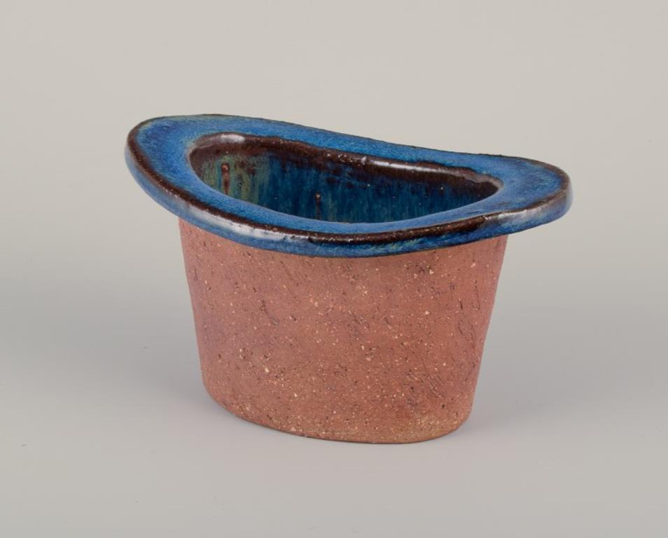 Curt Magnus Addin (1931-2007), ceramista svedese. Studio proprio.
Vaso unico in ceramica in stile modernista. Argilla Chamotte. Smalto interno blu.
1970s.
Timbrato e firmato.
In perfette condizioni.
Dimensioni: L 18,0 cm x P 11,0 cm x H 10,0 cm.