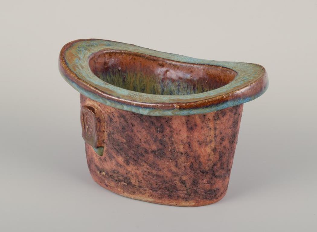 Curt Magnus Addin (1931-2007), ceramista svedese. Studio proprio.
Vaso unico in ceramica in stile modernista. Argilla Chamotte. Smalto interno verde.
1970s.
Marcato e firmato.
In perfette condizioni.
Dimensioni: L 17,5 cm x P 11,0 cm x H 11,0 cm.