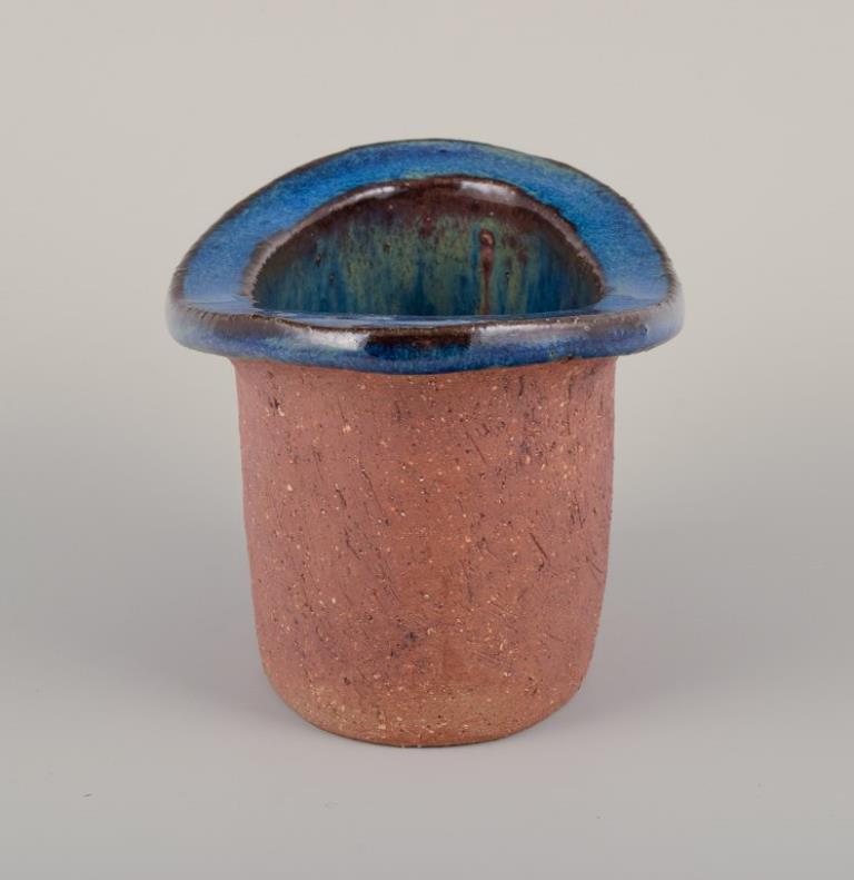 Svedese Curt Magnus Addin, ceramista svedese. Vaso in ceramica in stile modernista. in vendita