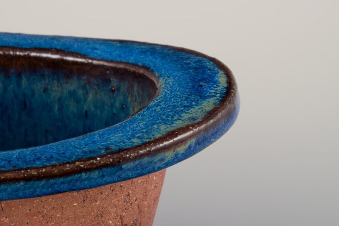 Fine XX secolo Curt Magnus Addin, ceramista svedese. Vaso in ceramica in stile modernista. in vendita