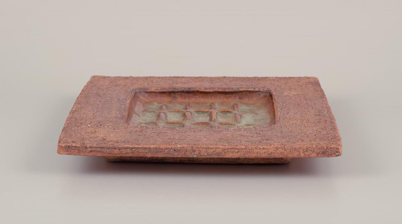 Curt Magnus Addin, Swedish ceramist. Own studio. Square ceramic dish. In Excellent Condition For Sale In København, Copenhagen
