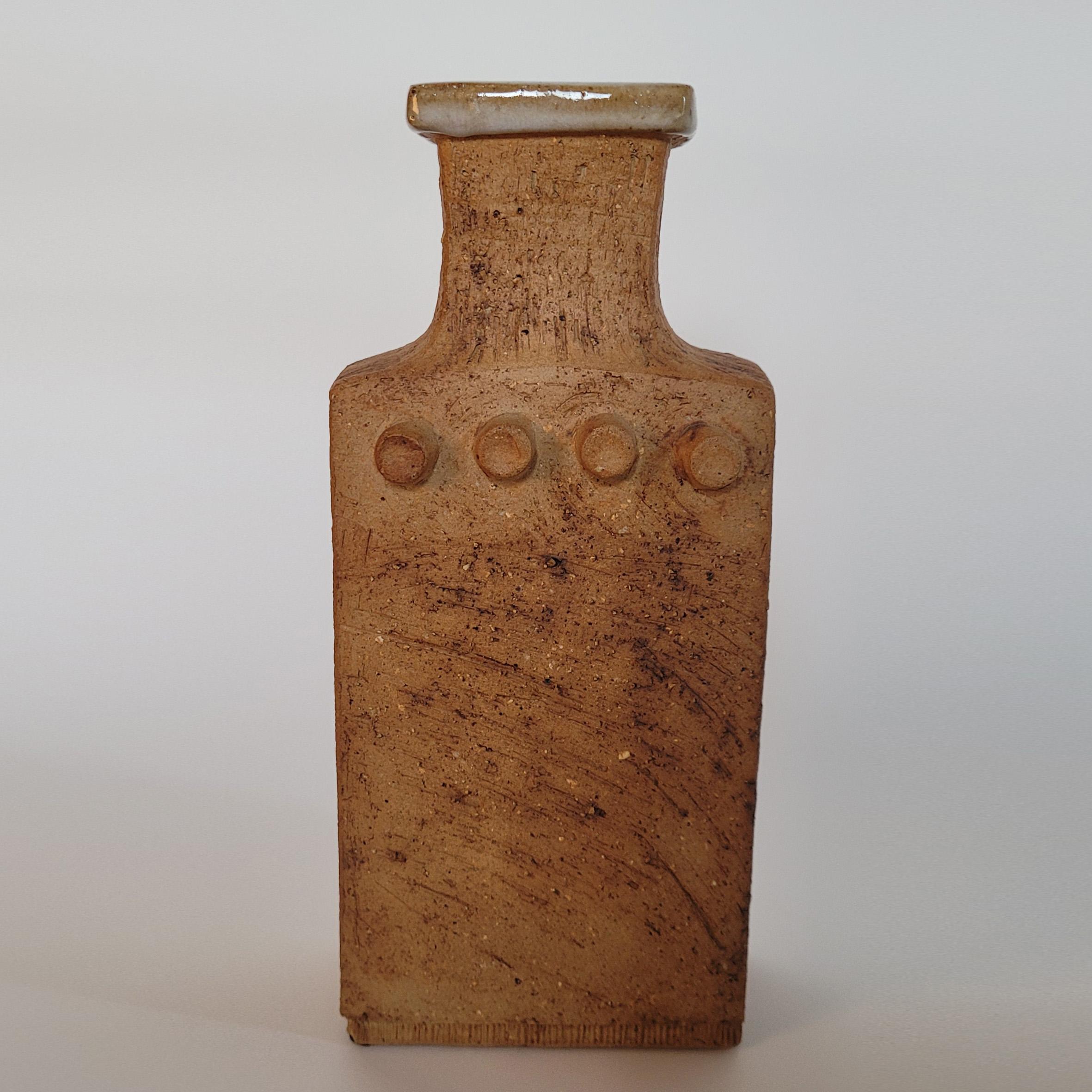 Curt Magnus Addin (1931-2007)

Vase

Un vase en grès en forme de bouteille avec un corps rectangulaire décoré de quatre points de chaque côté, surmonté d'un col étiré avec un bord émaillé.
Estampillé sous 
