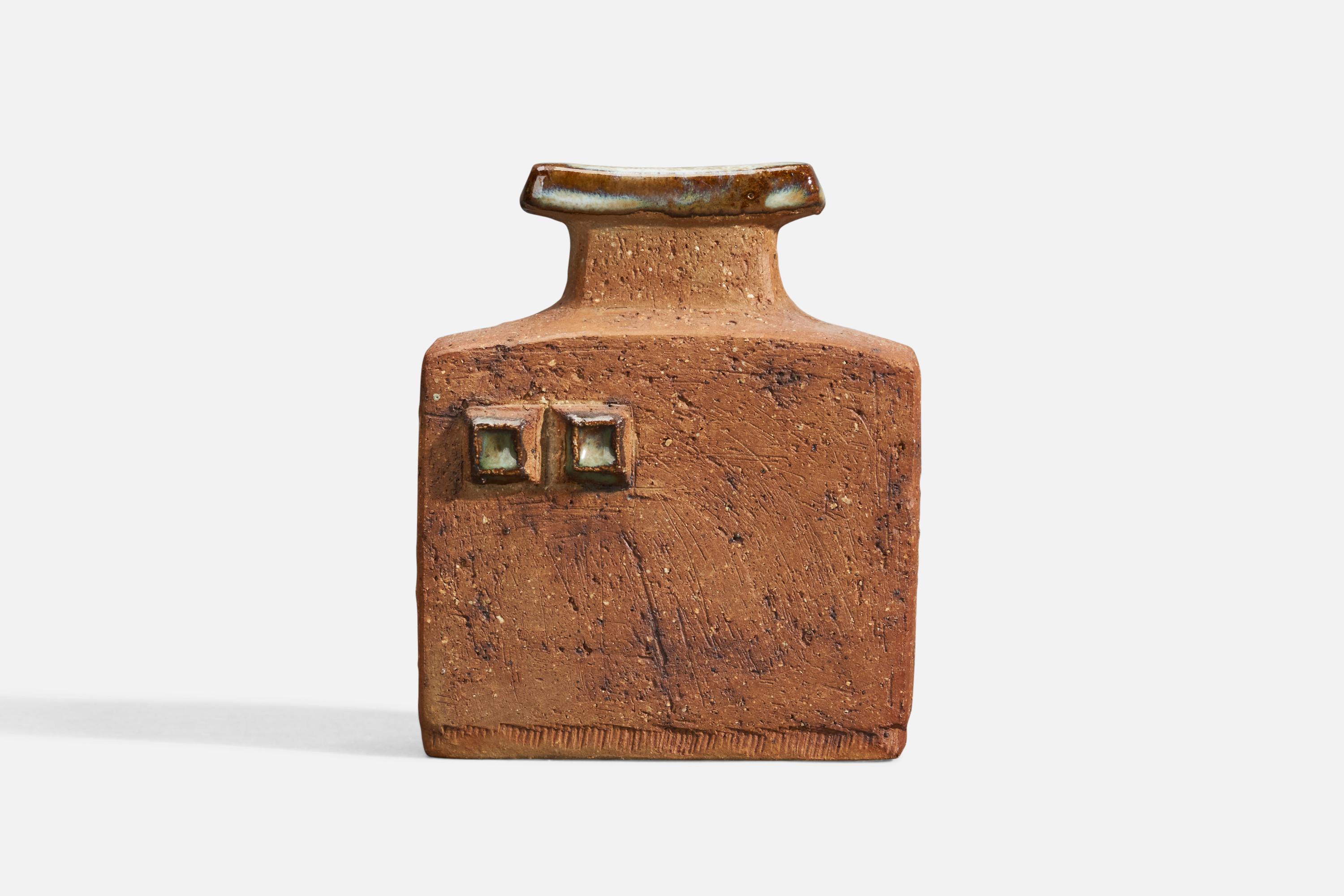 A stoneware vase designed and produced by Curt Magnus Addin, Glumslöv, Sweden, 1970s.