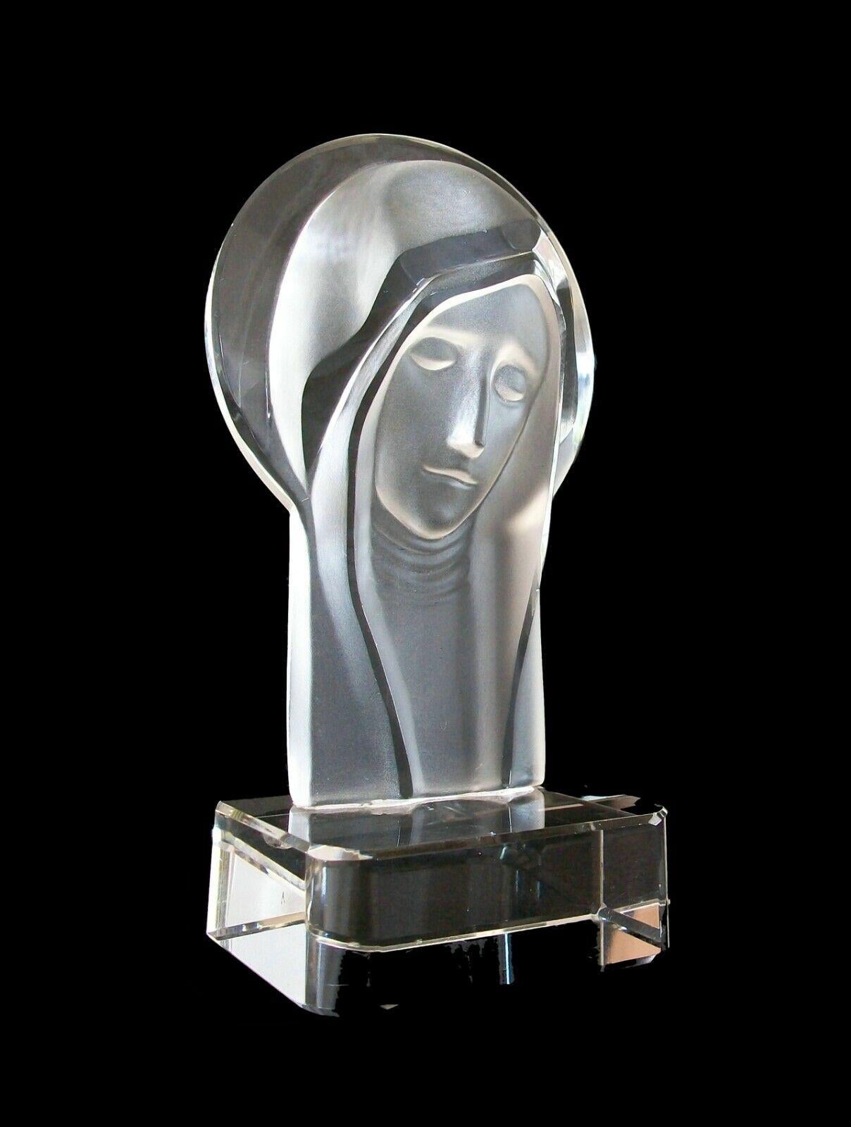 CURT SCHLEVOGT (Manufacturer) - ARTUR PLEVA (Designer) - 'Head of the Madonna' - Art Deco acid etched crystal glass sculpture - set on a crystal glass plinth base with beveled edges - unsigned - Czech Republic - circa 1930's.

Excellent vintage
